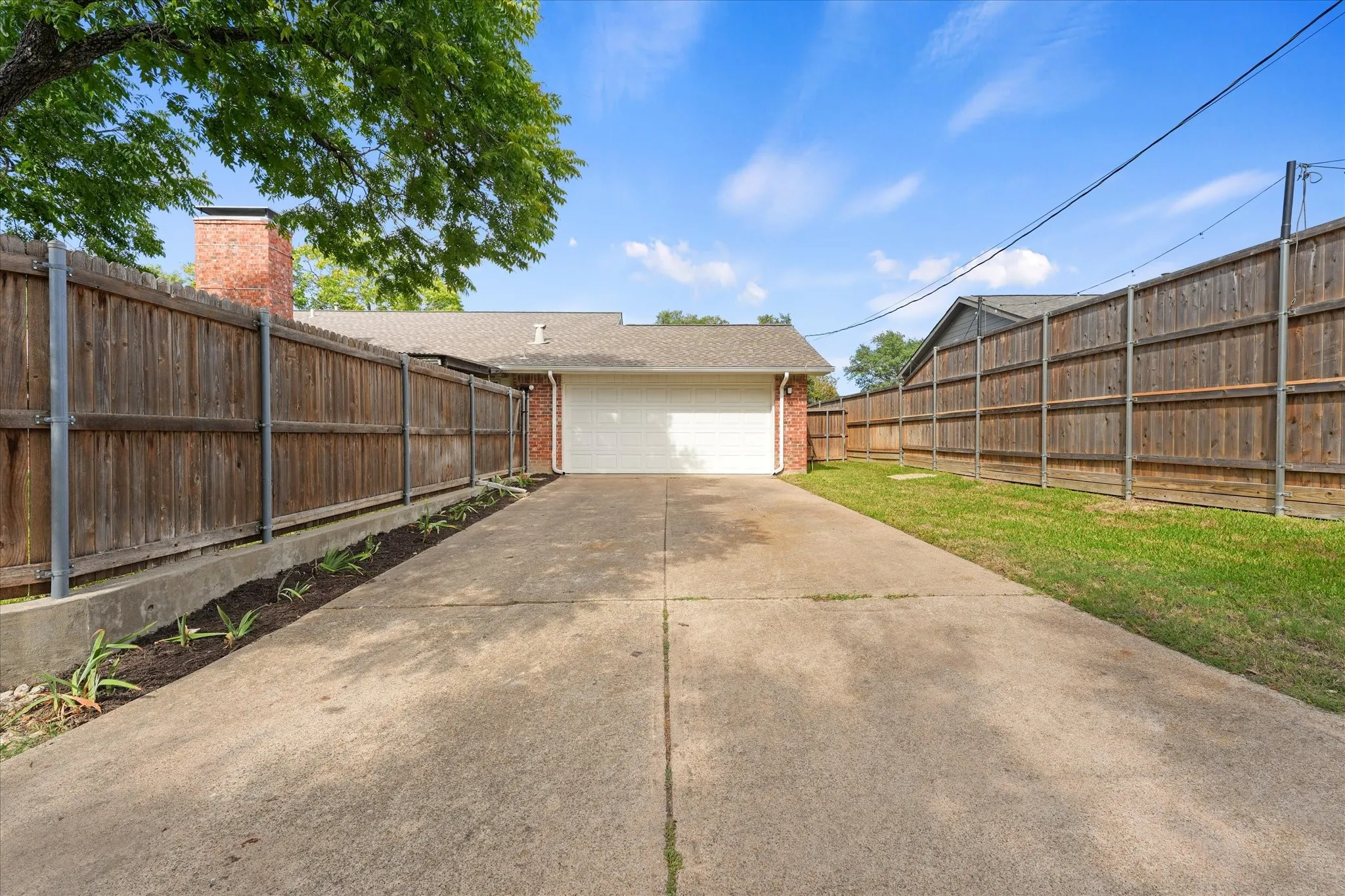 Long driveway with plenty of room for your boat or additional vehicles.