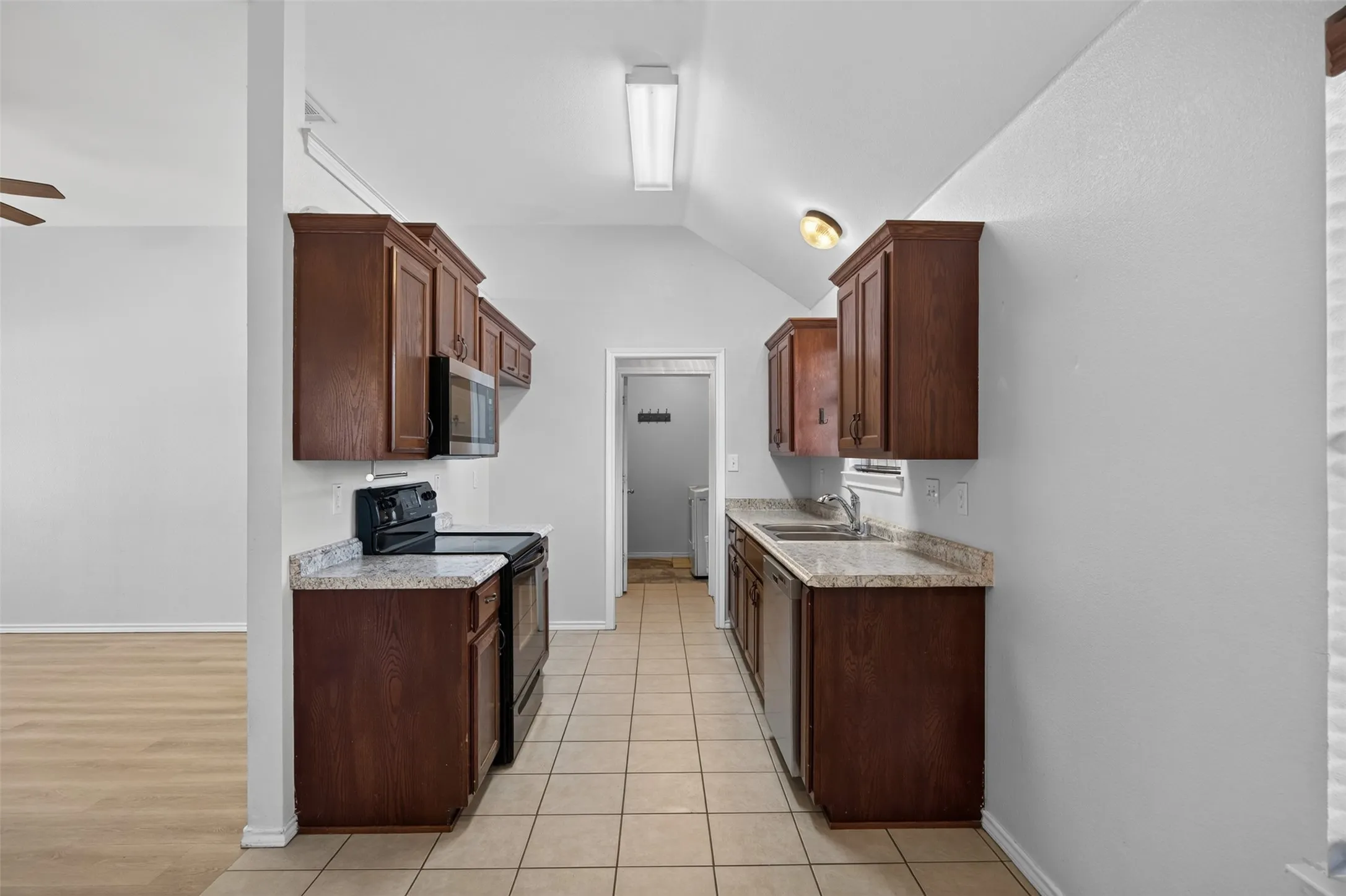 Single Family Residence For Sale in Ellis County , 611 Oliver Lane, Waxahachie, Texas 75165, 3 Bedroom, 2 Bathroom, 1 Garage spaces, 1,109 Sqft, built in 2005, mls#21386712, Real Estate Agent in Waxahachie, Homes For Sale in Ellis county, Homes For Sale in Waxahachie, Realtor in Waxahachie Texas, Real Estate Brokerage Independent Realty Texas, Luminita Cordes Realtor