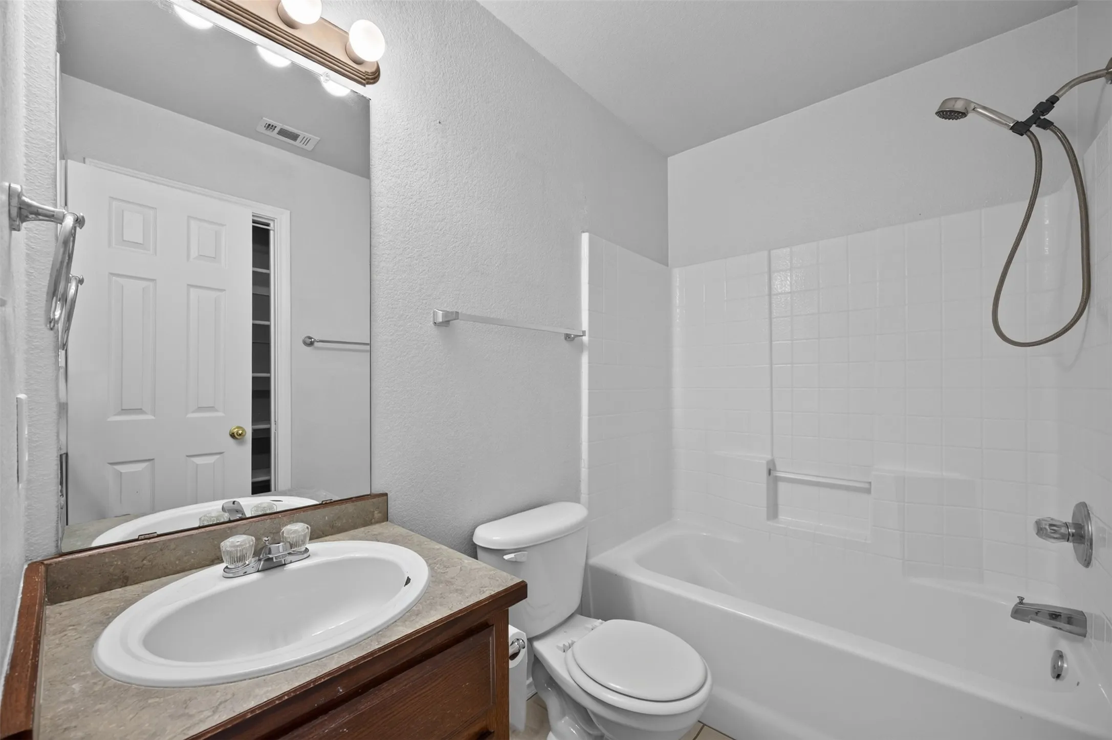 Single Family Residence For Sale in Ellis County , 611 Oliver Lane, Waxahachie, Texas 75165, 3 Bedroom, 2 Bathroom, 1 Garage spaces, 1,109 Sqft, built in 2005, mls#21386712, Real Estate Agent in Waxahachie, Homes For Sale in Ellis county, Homes For Sale in Waxahachie, Realtor in Waxahachie Texas, Real Estate Brokerage Independent Realty Texas, Luminita Cordes Realtor