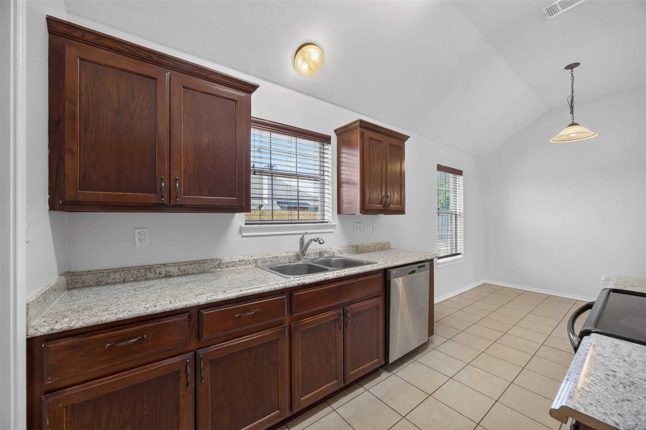 Single Family Residence For Sale in Ellis County , 611 Oliver Lane, Waxahachie, Texas 75165, 3 Bedroom, 2 Bathroom, 1 Garage spaces, 1,109 Sqft, built in 2005, mls#21386712, Real Estate Agent in Waxahachie, Homes For Sale in Ellis county, Homes For Sale in Waxahachie, Realtor in Waxahachie Texas, Real Estate Brokerage Independent Realty Texas, Luminita Cordes Realtor