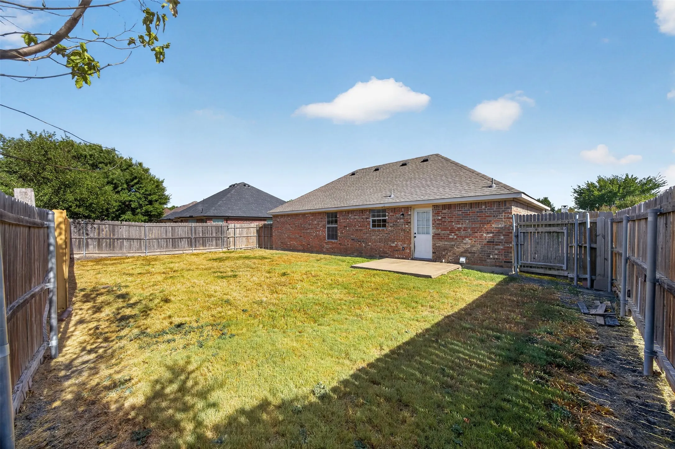 Single Family Residence For Sale in Ellis County , 611 Oliver Lane, Waxahachie, Texas 75165, 3 Bedroom, 2 Bathroom, 1 Garage spaces, 1,109 Sqft, built in 2005, mls#21386712, Real Estate Agent in Waxahachie, Homes For Sale in Ellis county, Homes For Sale in Waxahachie, Realtor in Waxahachie Texas, Real Estate Brokerage Independent Realty Texas, Luminita Cordes Realtor