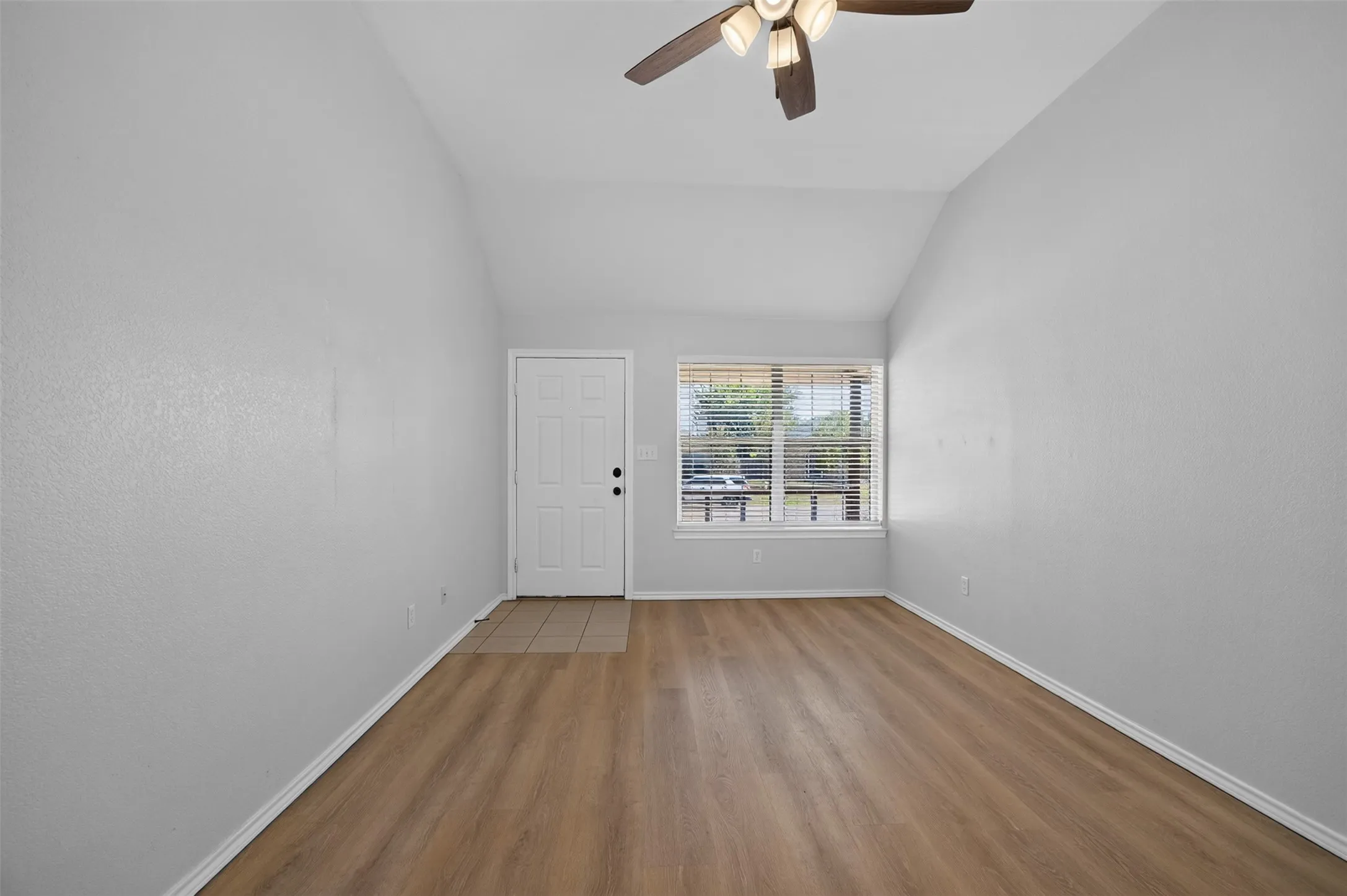 Single Family Residence For Sale in Ellis County , 611 Oliver Lane, Waxahachie, Texas 75165, 3 Bedroom, 2 Bathroom, 1 Garage spaces, 1,109 Sqft, built in 2005, mls#21386712, Real Estate Agent in Waxahachie, Homes For Sale in Ellis county, Homes For Sale in Waxahachie, Realtor in Waxahachie Texas, Real Estate Brokerage Independent Realty Texas, Luminita Cordes Realtor