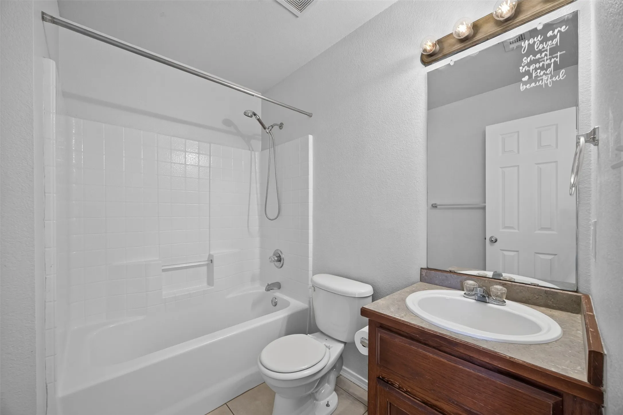 Single Family Residence For Sale in Ellis County , 611 Oliver Lane, Waxahachie, Texas 75165, 3 Bedroom, 2 Bathroom, 1 Garage spaces, 1,109 Sqft, built in 2005, mls#21386712, Real Estate Agent in Waxahachie, Homes For Sale in Ellis county, Homes For Sale in Waxahachie, Realtor in Waxahachie Texas, Real Estate Brokerage Independent Realty Texas, Luminita Cordes Realtor