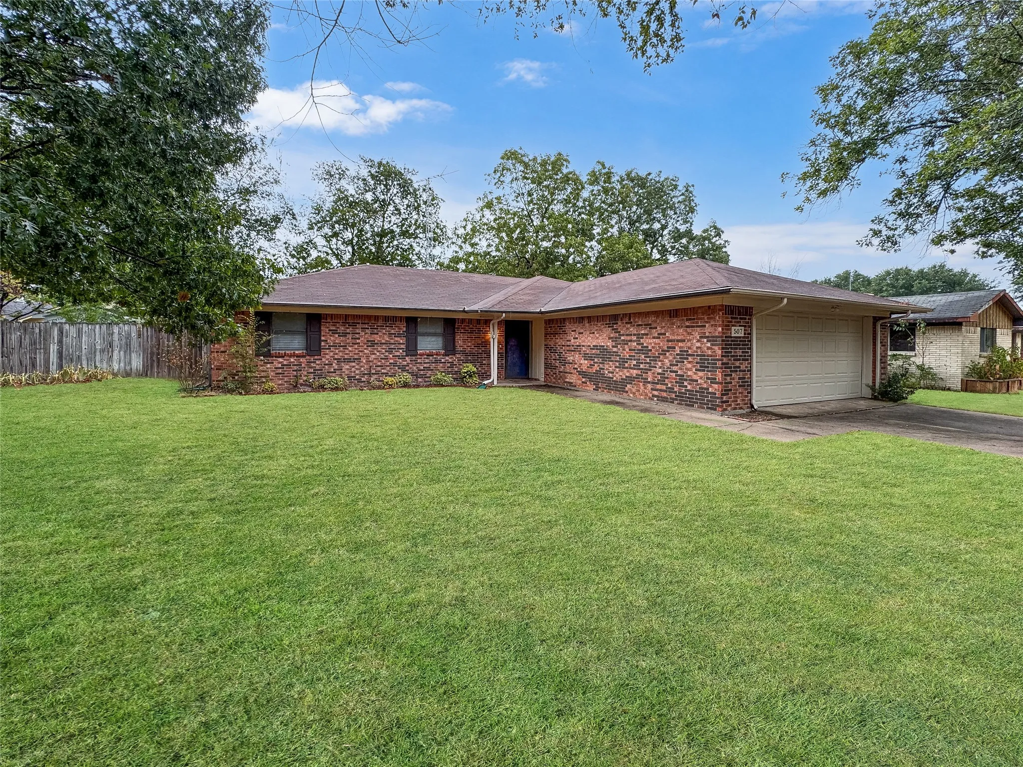 Single Family Residence For Sale in Hunt County , 507 Quail Run Street, Greenville, Texas 75402, 3 Bedroom, 2 Bathroom, 2 Garage spaces, 1,628 Sqft, built in 1980, mls#21388551, Real Estate Agent in Greenville, Homes For Sale in Hunt county, Homes For Sale in Greenville, Realtor in Greenville Texas, Real Estate Brokerage Independent Realty Texas, Luminita Cordes Realtor