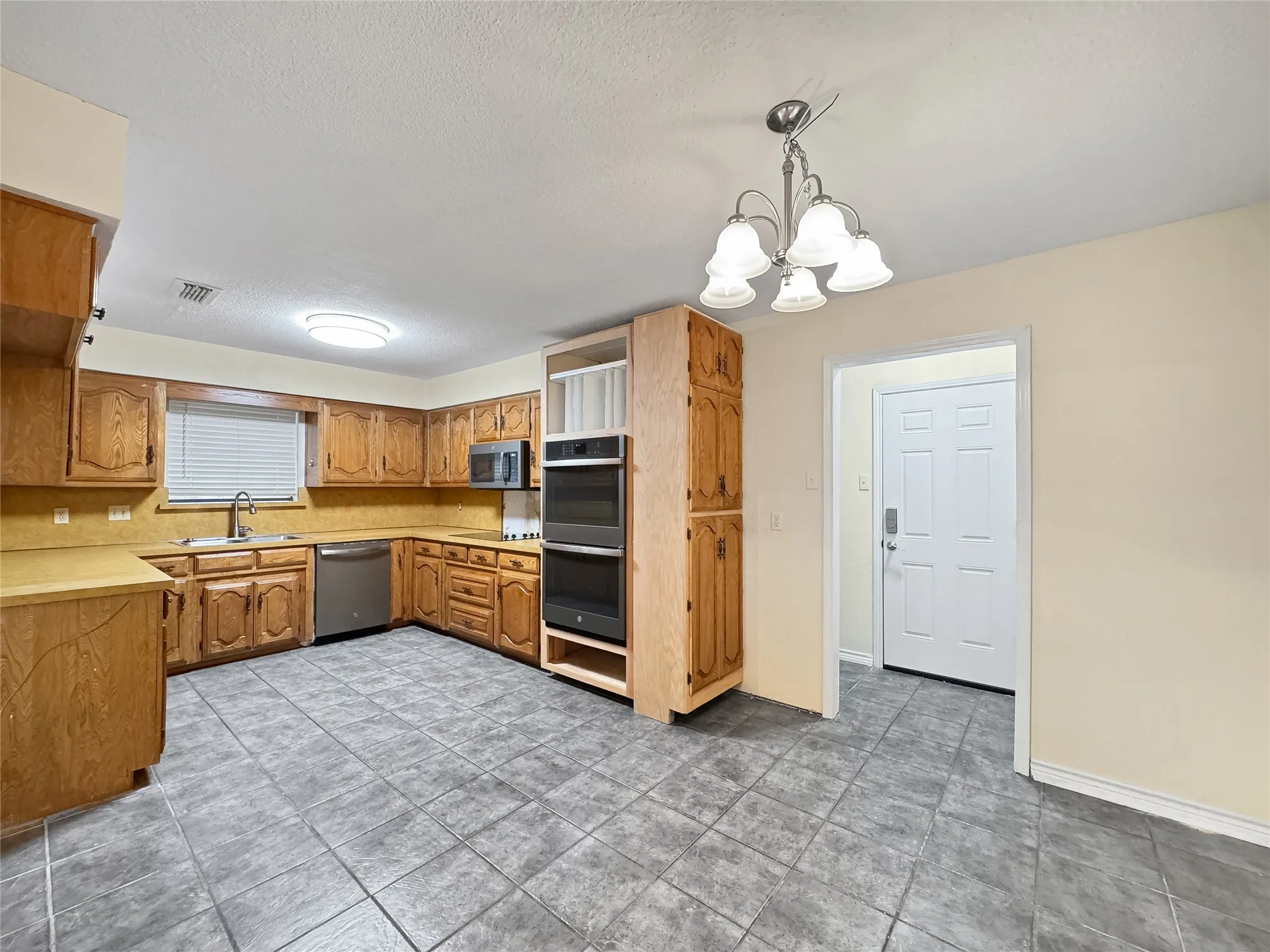 Single Family Residence For Sale in Hunt County , 507 Quail Run Street, Greenville, Texas 75402, 3 Bedroom, 2 Bathroom, 2 Garage spaces, 1,628 Sqft, built in 1980, mls#21388551, Real Estate Agent in Greenville, Homes For Sale in Hunt county, Homes For Sale in Greenville, Realtor in Greenville Texas, Real Estate Brokerage Independent Realty Texas, Luminita Cordes Realtor