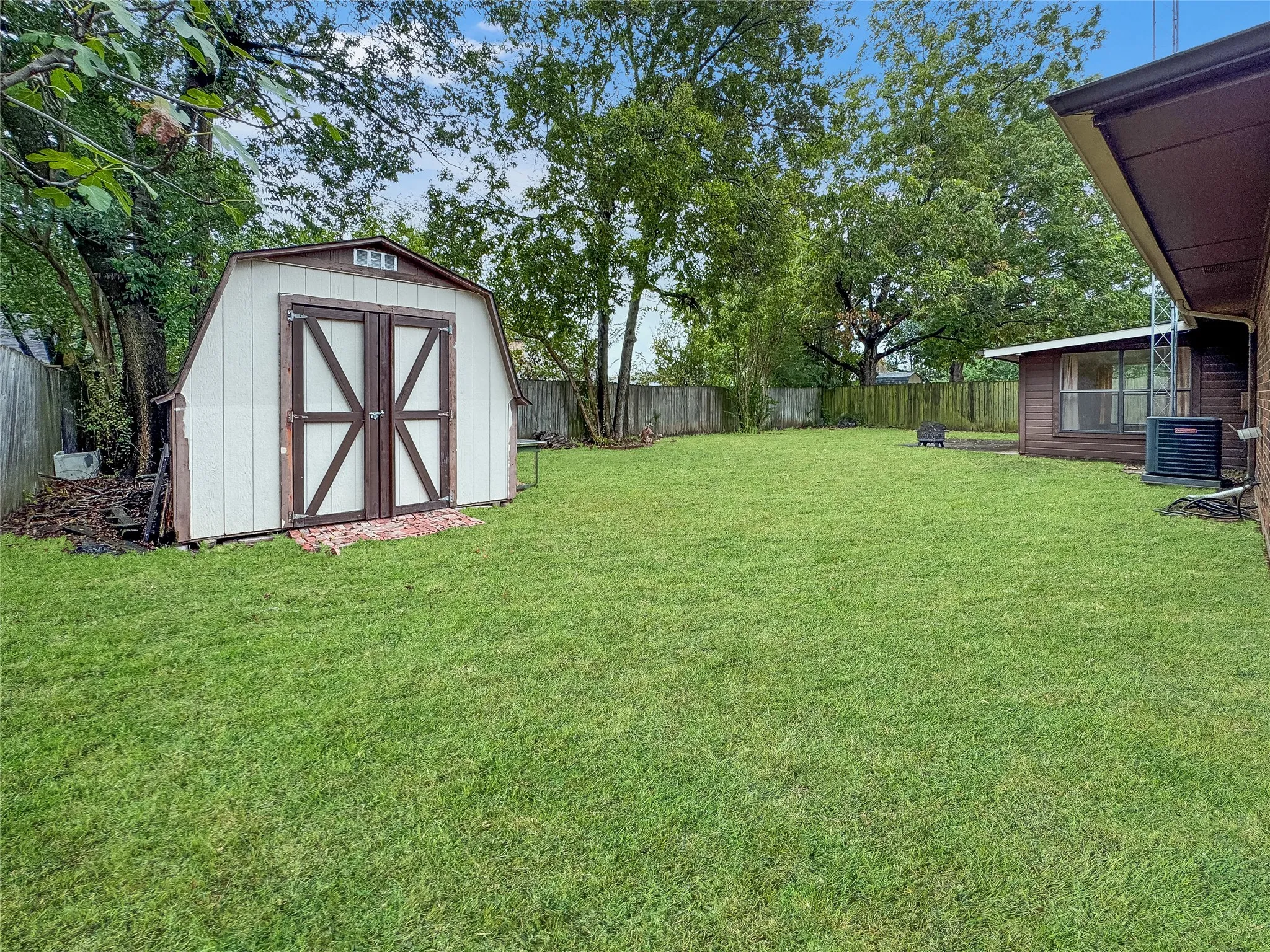 Single Family Residence For Sale in Hunt County , 507 Quail Run Street, Greenville, Texas 75402, 3 Bedroom, 2 Bathroom, 2 Garage spaces, 1,628 Sqft, built in 1980, mls#21388551, Real Estate Agent in Greenville, Homes For Sale in Hunt county, Homes For Sale in Greenville, Realtor in Greenville Texas, Real Estate Brokerage Independent Realty Texas, Luminita Cordes Realtor