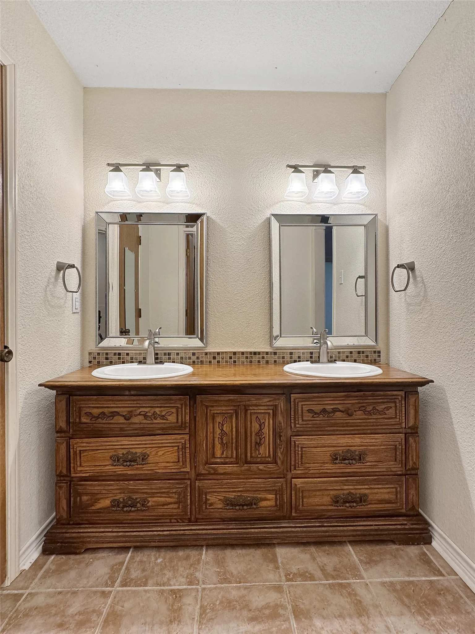 Single Family Residence For Sale in Hunt County , 507 Quail Run Street, Greenville, Texas 75402, 3 Bedroom, 2 Bathroom, 2 Garage spaces, 1,628 Sqft, built in 1980, mls#21388551, Real Estate Agent in Greenville, Homes For Sale in Hunt county, Homes For Sale in Greenville, Realtor in Greenville Texas, Real Estate Brokerage Independent Realty Texas, Luminita Cordes Realtor