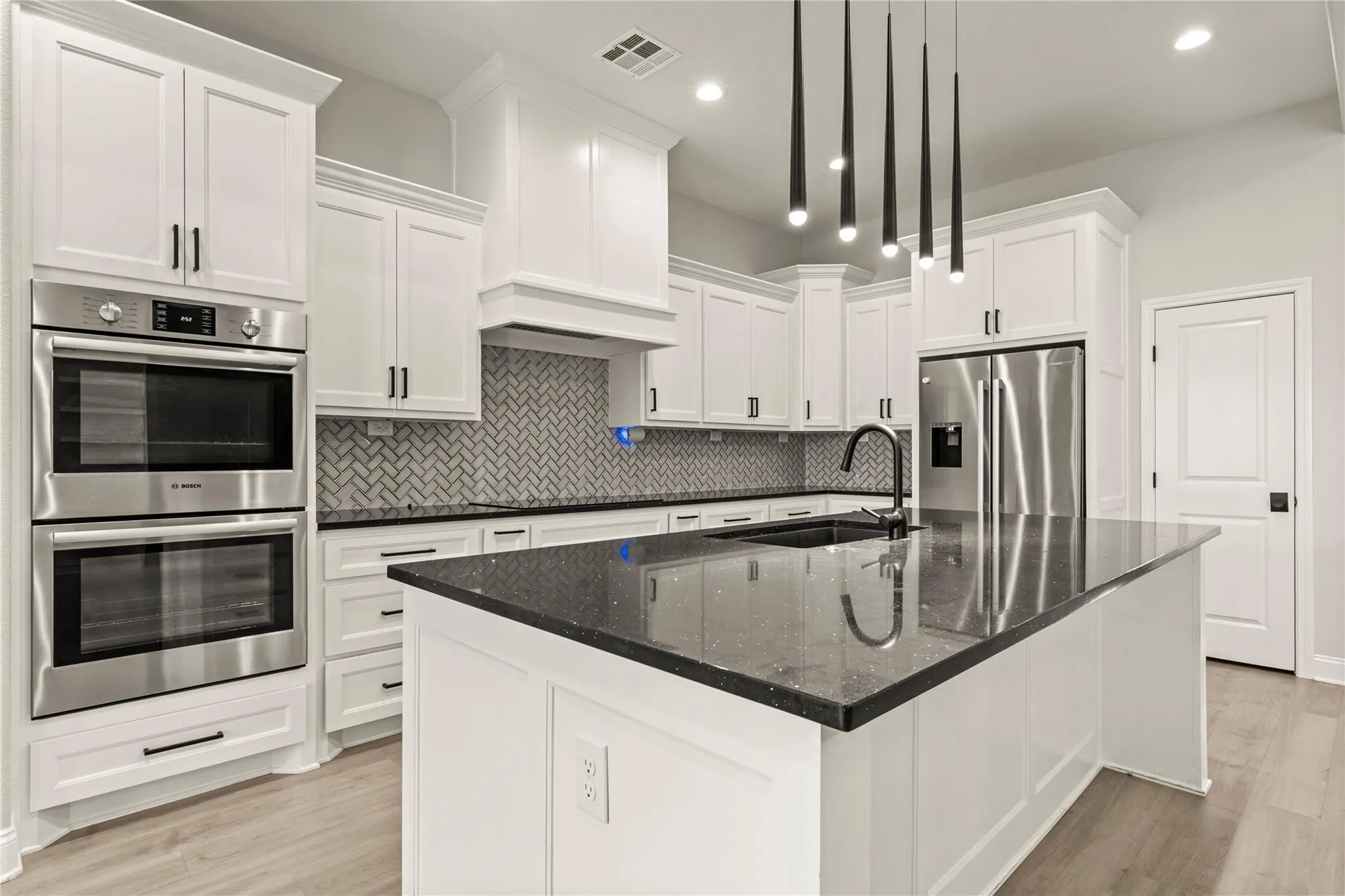 Single Family Residence For Rent in Mc Lennan County , 820 Forward Pass Drive, Hewitt, Texas 76643, 4 Bedroom, 3 Bathroom, 2 Garage spaces, 2,363 Sqft, built in 2022, mls#21388576, Real Estate Agent in Hewitt, Homes For Rent in Mc Lennan county, Homes For Rent in Hewitt, Realtor in Hewitt Texas, Real Estate Brokerage Independent Realty Texas, Luminita Cordes Realtor