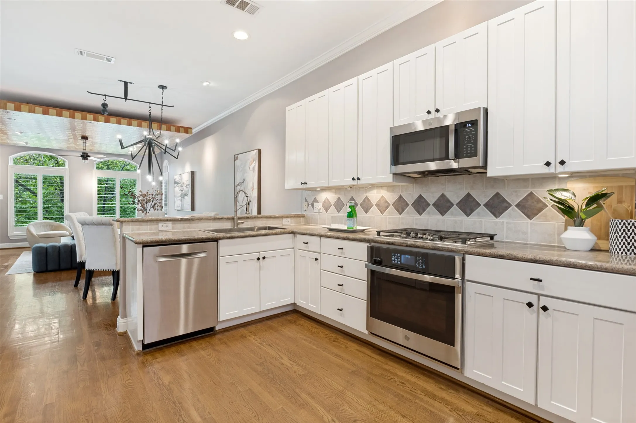 Townhouse For Sale in Dallas County , 3513 Bryan Street, Dallas, Texas 75204, 3 Bedroom, 3 Bathroom, 2 Garage spaces, 2,036 Sqft, built in 1998, mls#21386905, Real Estate Agent in Dallas, Homes For Sale in Dallas county, Homes For Sale in Dallas, Realtor in Dallas Texas, Real Estate Brokerage Independent Realty Texas, Luminita Cordes Realtor