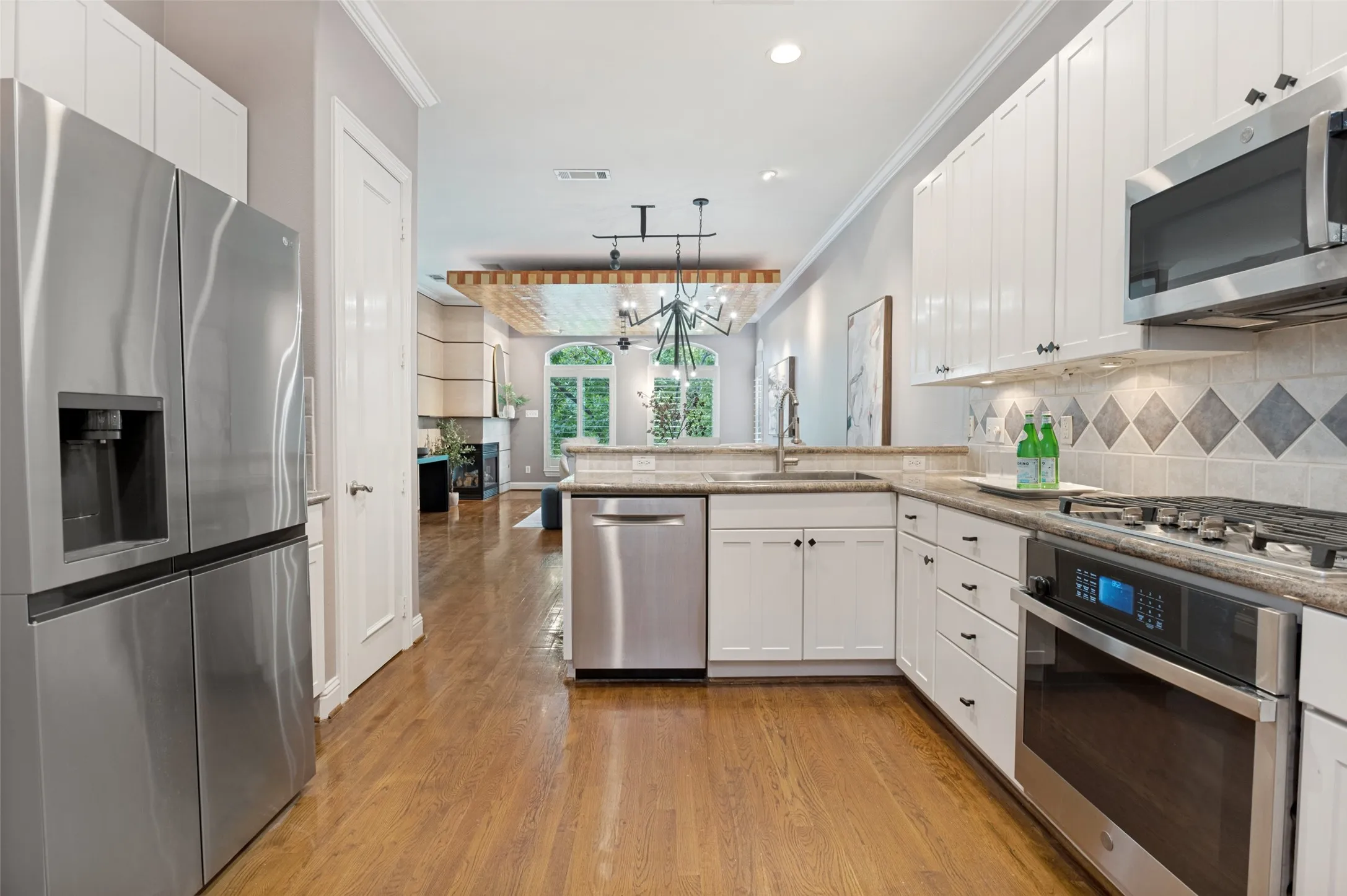 Townhouse For Sale in Dallas County , 3513 Bryan Street, Dallas, Texas 75204, 3 Bedroom, 3 Bathroom, 2 Garage spaces, 2,036 Sqft, built in 1998, mls#21386905, Real Estate Agent in Dallas, Homes For Sale in Dallas county, Homes For Sale in Dallas, Realtor in Dallas Texas, Real Estate Brokerage Independent Realty Texas, Luminita Cordes Realtor