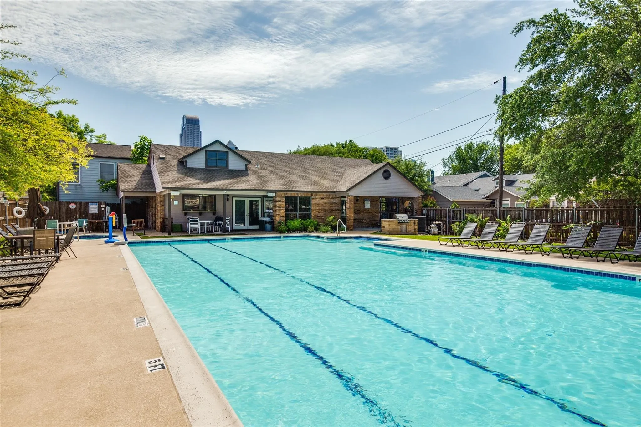 Townhouse For Sale in Dallas County , 3513 Bryan Street, Dallas, Texas 75204, 3 Bedroom, 3 Bathroom, 2 Garage spaces, 2,036 Sqft, built in 1998, mls#21386905, Real Estate Agent in Dallas, Homes For Sale in Dallas county, Homes For Sale in Dallas, Realtor in Dallas Texas, Real Estate Brokerage Independent Realty Texas, Luminita Cordes Realtor