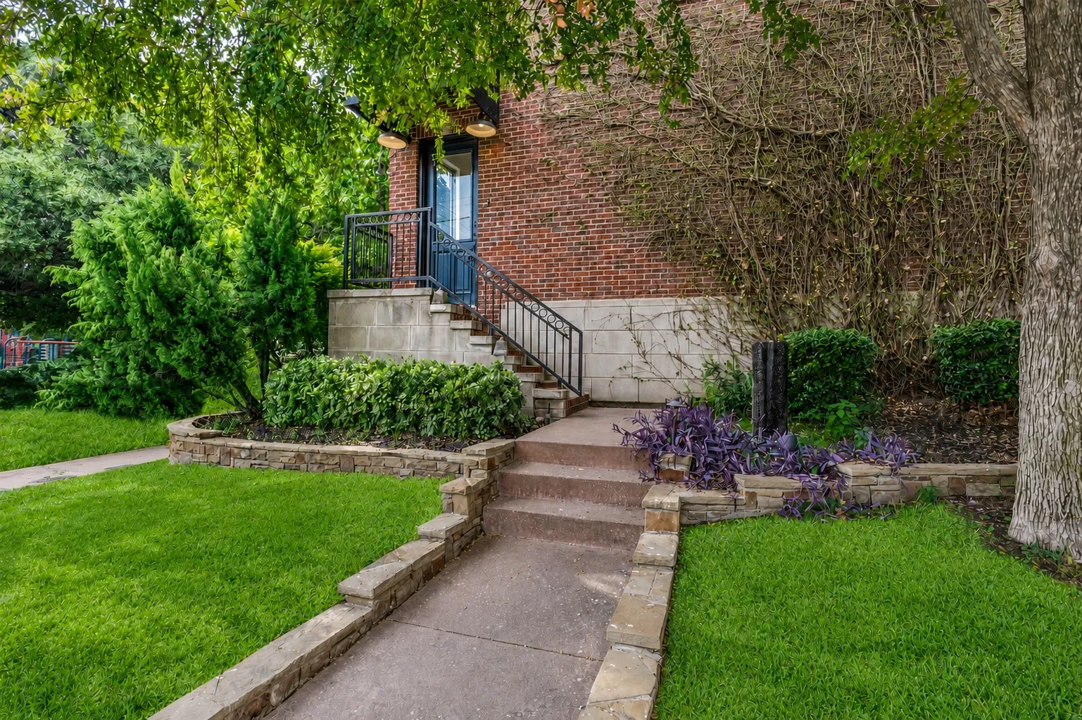 Townhouse For Sale in Dallas County , 3513 Bryan Street, Dallas, Texas 75204, 3 Bedroom, 3 Bathroom, 2 Garage spaces, 2,036 Sqft, built in 1998, mls#21386905, Real Estate Agent in Dallas, Homes For Sale in Dallas county, Homes For Sale in Dallas, Realtor in Dallas Texas, Real Estate Brokerage Independent Realty Texas, Luminita Cordes Realtor