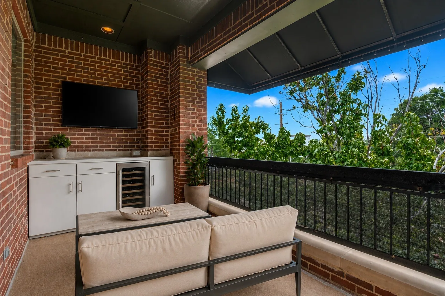 Townhouse For Sale in Dallas County , 3513 Bryan Street, Dallas, Texas 75204, 3 Bedroom, 3 Bathroom, 2 Garage spaces, 2,036 Sqft, built in 1998, mls#21386905, Real Estate Agent in Dallas, Homes For Sale in Dallas county, Homes For Sale in Dallas, Realtor in Dallas Texas, Real Estate Brokerage Independent Realty Texas, Luminita Cordes Realtor