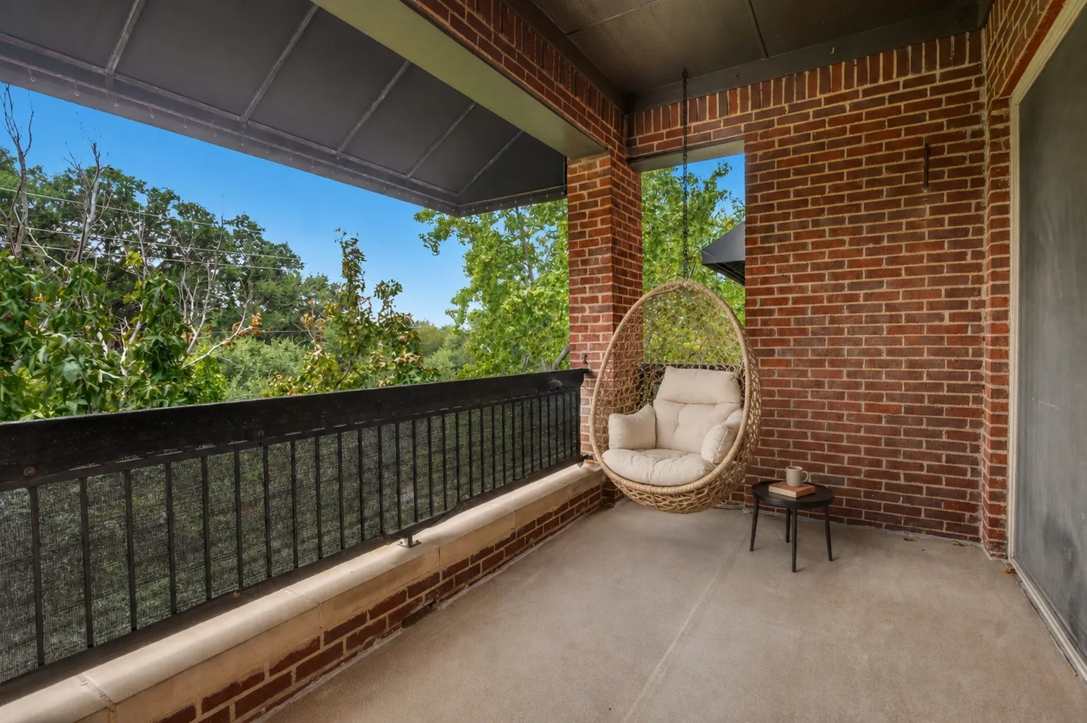 Townhouse For Sale in Dallas County , 3513 Bryan Street, Dallas, Texas 75204, 3 Bedroom, 3 Bathroom, 2 Garage spaces, 2,036 Sqft, built in 1998, mls#21386905, Real Estate Agent in Dallas, Homes For Sale in Dallas county, Homes For Sale in Dallas, Realtor in Dallas Texas, Real Estate Brokerage Independent Realty Texas, Luminita Cordes Realtor