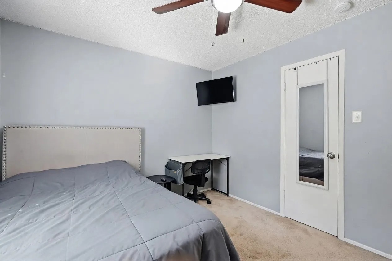 Ceiling fan with integrated lighting