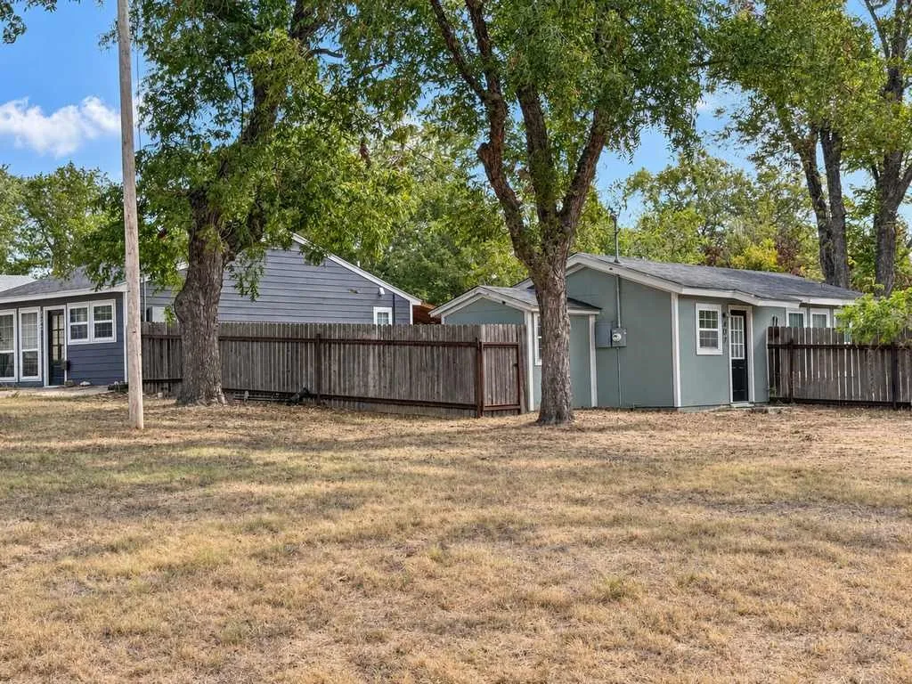 405 S 6th and 407 S 6th offer flexibility for multi-generational living, guests, rental use or a private work-from-home setup.