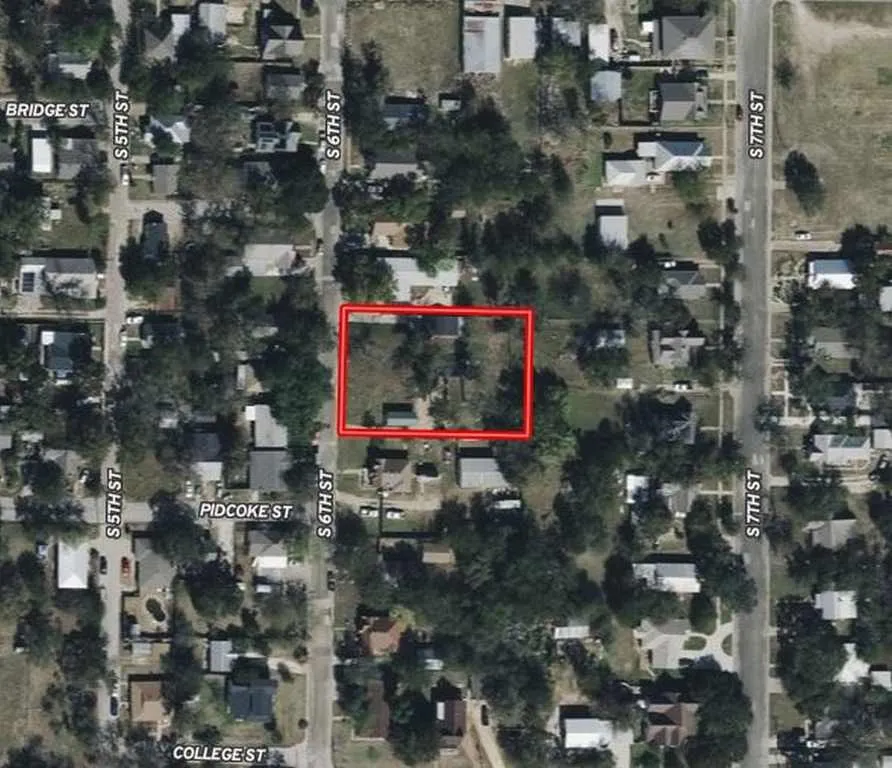 Convenient in-town Gatesville location near downtown, parks and everyday amenities. Property outline shown for general reference only.