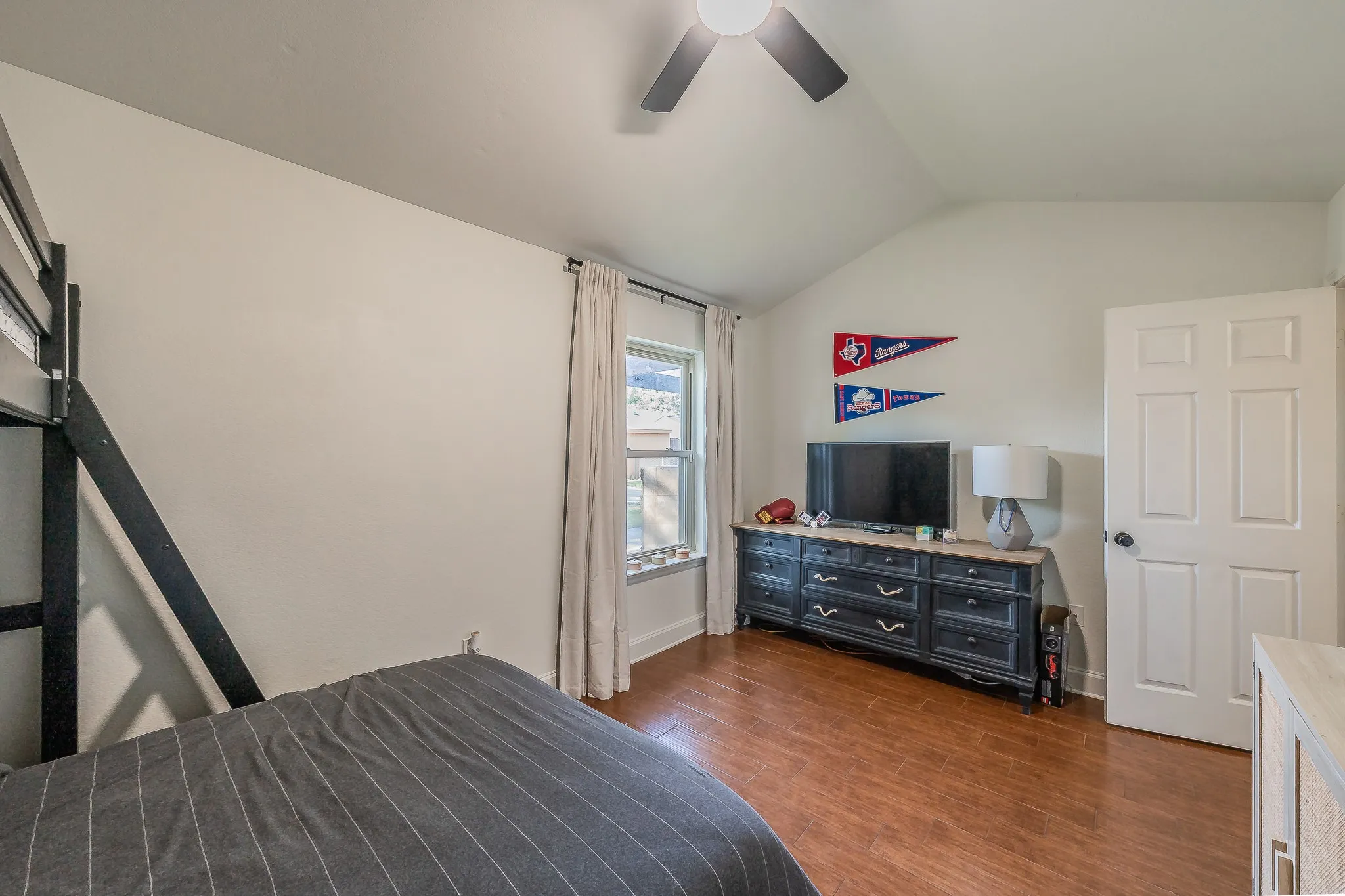 Single Family Residence For Sale in Tarrant County , 7536 Oak Park Drive, North Richland Hills, Texas 76182, 3 Bedroom, 2 Bathroom, 1 Garage spaces, 1,567 Sqft, built in 1980, mls#21386280, Real Estate Agent in North Richland Hills, Homes For Sale in Tarrant county, Homes For Sale in North Richland Hills, Realtor in North Richland Hills Texas, Real Estate Brokerage Independent Realty Texas, Luminita Cordes Realtor