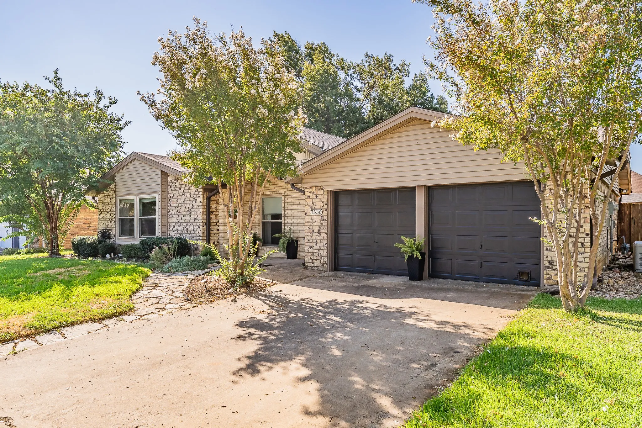 Single Family Residence For Sale in Tarrant County , 7536 Oak Park Drive, North Richland Hills, Texas 76182, 3 Bedroom, 2 Bathroom, 1 Garage spaces, 1,567 Sqft, built in 1980, mls#21386280, Real Estate Agent in North Richland Hills, Homes For Sale in Tarrant county, Homes For Sale in North Richland Hills, Realtor in North Richland Hills Texas, Real Estate Brokerage Independent Realty Texas, Luminita Cordes Realtor