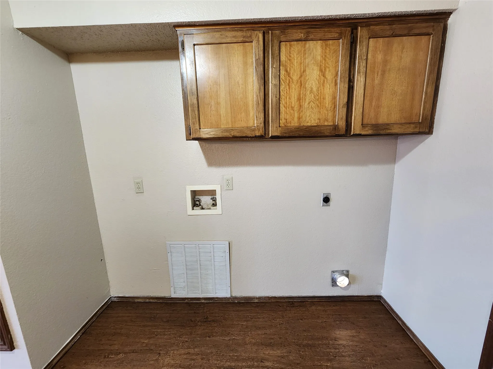 Duplex For Rent in Tarrant County , 3211 Eastridge Drive, Haltom City, Texas 76117, 2 Bedroom, 1 Bathroom, Garage spaces, 875 Sqft, built in 1987, mls#21388608, Real Estate Agent in Haltom City, Homes For Rent in Tarrant county, Homes For Rent in Haltom City, Realtor in Haltom City Texas, Real Estate Brokerage Independent Realty Texas, Luminita Cordes Realtor