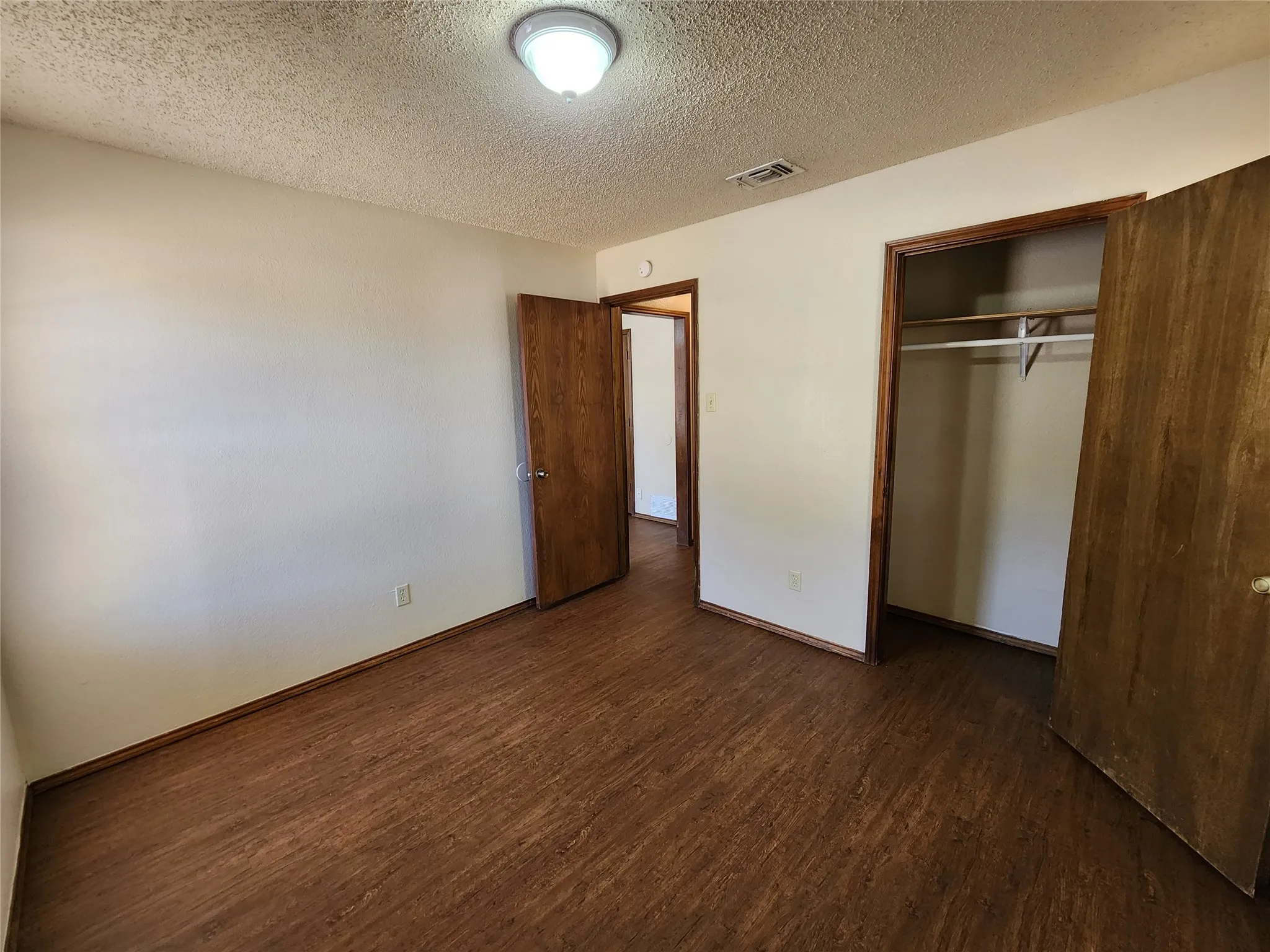 Duplex For Rent in Tarrant County , 3211 Eastridge Drive, Haltom City, Texas 76117, 2 Bedroom, 1 Bathroom, Garage spaces, 875 Sqft, built in 1987, mls#21388608, Real Estate Agent in Haltom City, Homes For Rent in Tarrant county, Homes For Rent in Haltom City, Realtor in Haltom City Texas, Real Estate Brokerage Independent Realty Texas, Luminita Cordes Realtor