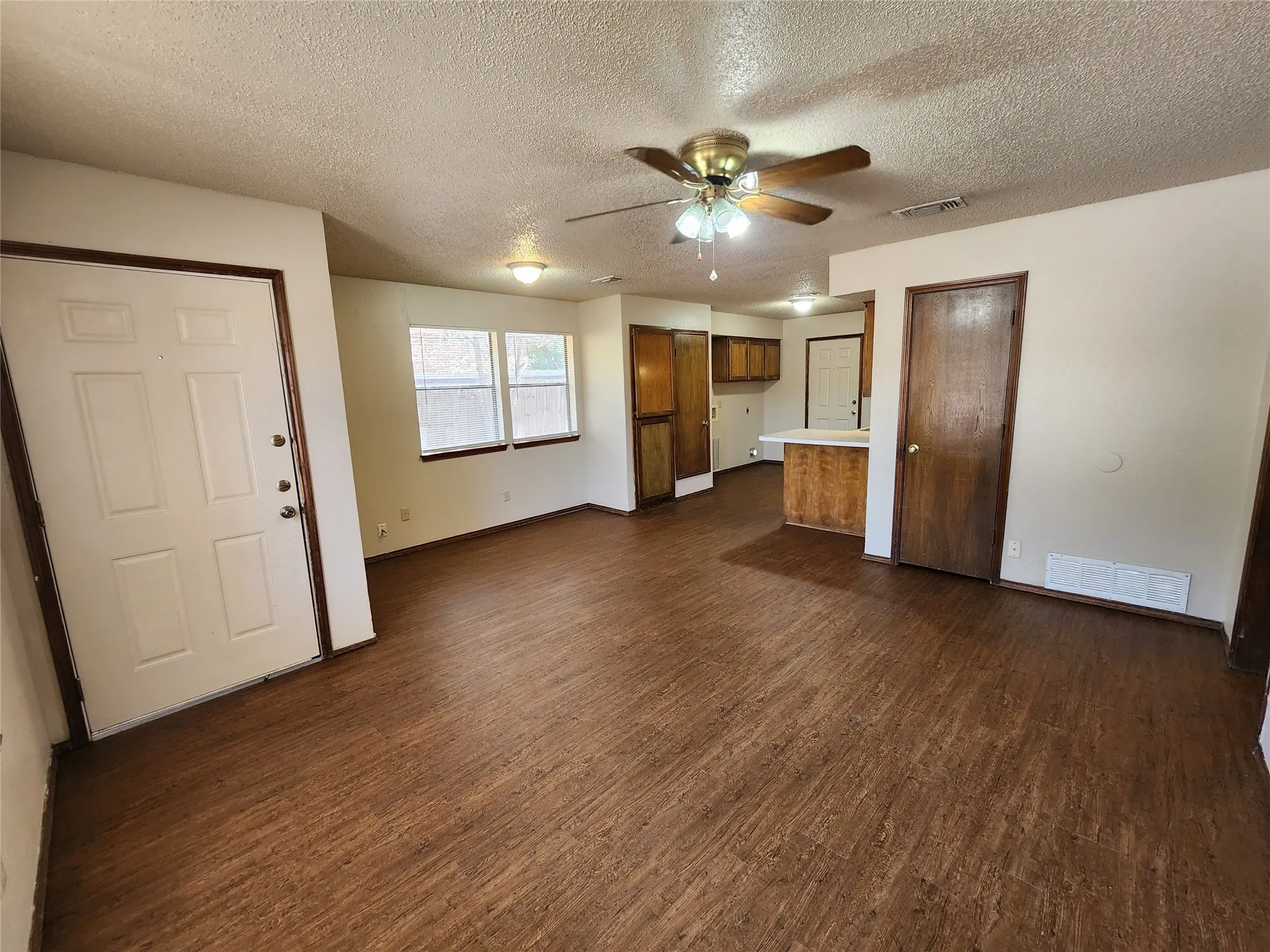 Duplex For Rent in Tarrant County , 3211 Eastridge Drive, Haltom City, Texas 76117, 2 Bedroom, 1 Bathroom, Garage spaces, 875 Sqft, built in 1987, mls#21388608, Real Estate Agent in Haltom City, Homes For Rent in Tarrant county, Homes For Rent in Haltom City, Realtor in Haltom City Texas, Real Estate Brokerage Independent Realty Texas, Luminita Cordes Realtor