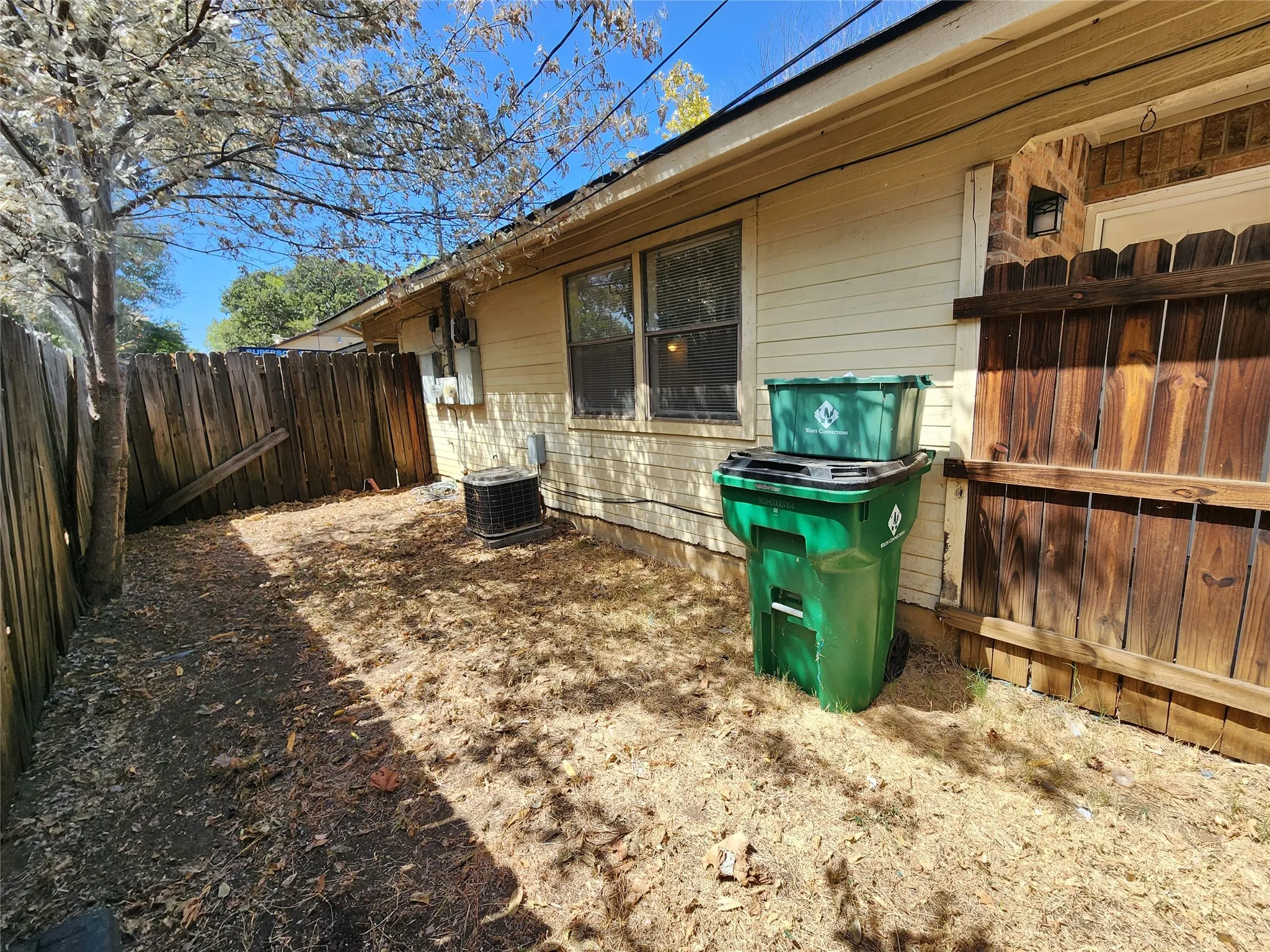 Duplex For Rent in Tarrant County , 3211 Eastridge Drive, Haltom City, Texas 76117, 2 Bedroom, 1 Bathroom, Garage spaces, 875 Sqft, built in 1987, mls#21388608, Real Estate Agent in Haltom City, Homes For Rent in Tarrant county, Homes For Rent in Haltom City, Realtor in Haltom City Texas, Real Estate Brokerage Independent Realty Texas, Luminita Cordes Realtor