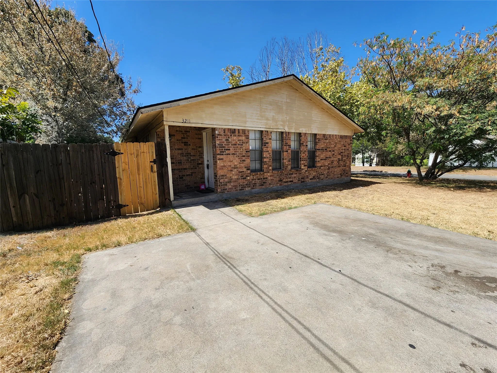 Duplex For Rent in Tarrant County , 3211 Eastridge Drive, Haltom City, Texas 76117, 2 Bedroom, 1 Bathroom, Garage spaces, 875 Sqft, built in 1987, mls#21388608, Real Estate Agent in Haltom City, Homes For Rent in Tarrant county, Homes For Rent in Haltom City, Realtor in Haltom City Texas, Real Estate Brokerage Independent Realty Texas, Luminita Cordes Realtor