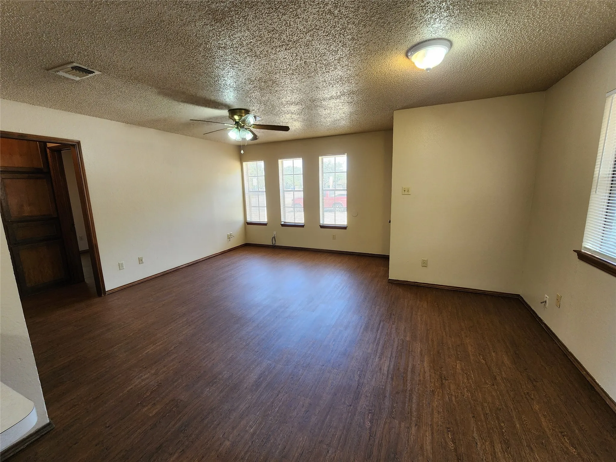 Duplex For Rent in Tarrant County , 3211 Eastridge Drive, Haltom City, Texas 76117, 2 Bedroom, 1 Bathroom, Garage spaces, 875 Sqft, built in 1987, mls#21388608, Real Estate Agent in Haltom City, Homes For Rent in Tarrant county, Homes For Rent in Haltom City, Realtor in Haltom City Texas, Real Estate Brokerage Independent Realty Texas, Luminita Cordes Realtor