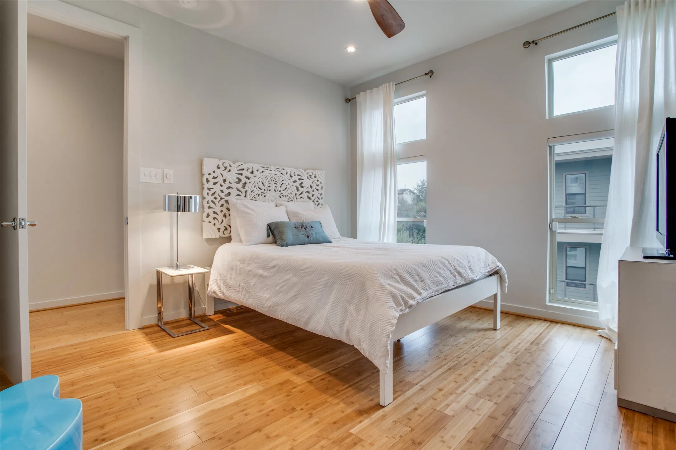Condominium For Rent in Dallas County , 4010 Gilbert Avenue A, Dallas, Texas 75219, 2 Bedroom, 3 Bathroom, 2 Garage spaces, 1,734 Sqft, built in 2005, mls#21388583, Real Estate Agent in Dallas, Homes For Rent in Dallas county, Homes For Rent in Dallas, Realtor in Dallas Texas, Real Estate Brokerage Independent Realty Texas, Luminita Cordes Realtor