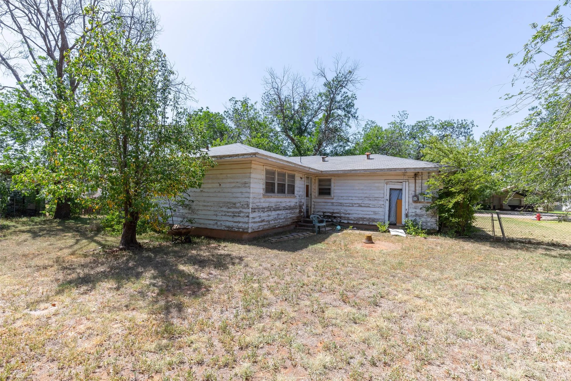 Single Family Residence For Sale in Taylor County , 1404 Herring, Merkel, Texas 79536, 3 Bedroom, 2 Bathroom, 1 Garage spaces, 1,288 Sqft, built in 1956, mls#21388600, Real Estate Agent in Merkel, Homes For Sale in Taylor county, Homes For Sale in Merkel, Realtor in Merkel Texas, Real Estate Brokerage Independent Realty Texas, Luminita Cordes Realtor
