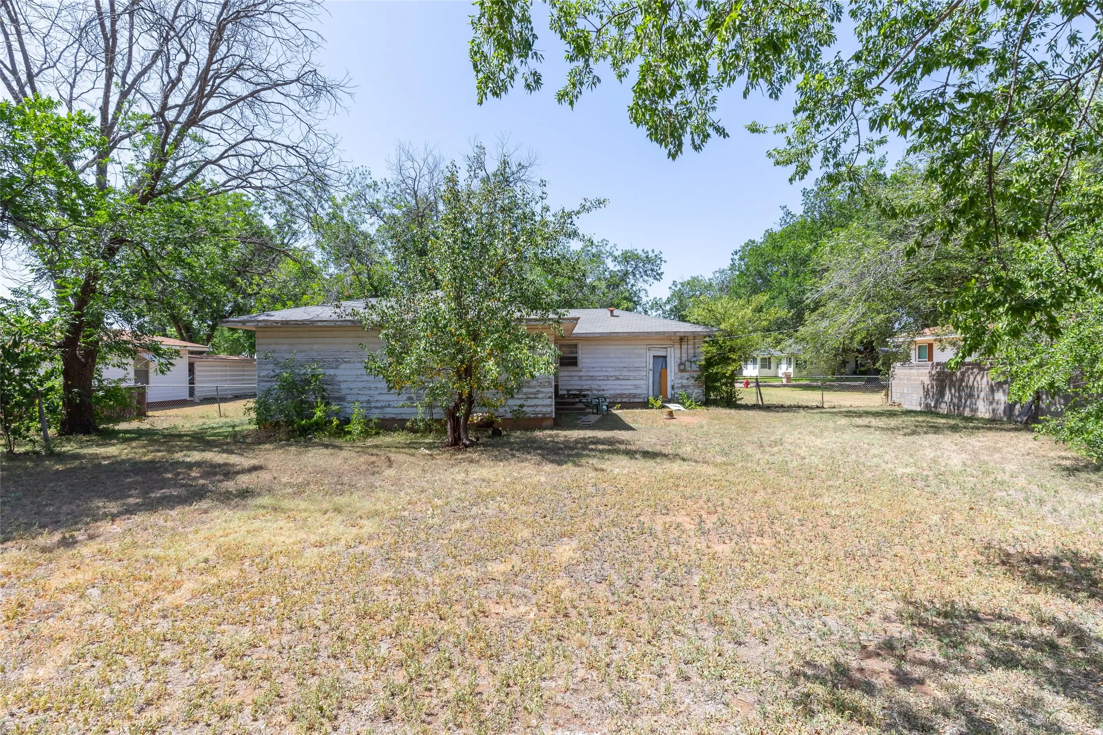 Single Family Residence For Sale in Taylor County , 1404 Herring, Merkel, Texas 79536, 3 Bedroom, 2 Bathroom, 1 Garage spaces, 1,288 Sqft, built in 1956, mls#21388600, Real Estate Agent in Merkel, Homes For Sale in Taylor county, Homes For Sale in Merkel, Realtor in Merkel Texas, Real Estate Brokerage Independent Realty Texas, Luminita Cordes Realtor