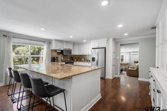 Single Family Residence For Sale in Cherokee County , 130 CR 3162, Jacksonville, Texas 75766, 3 Bedroom, 2 Bathroom, Garage spaces, 2,448 Sqft, built in 1966, mls#21388618, Real Estate Agent in Jacksonville, Homes For Sale in Cherokee county, Homes For Sale in Jacksonville, Realtor in Jacksonville Texas, Real Estate Brokerage Independent Realty Texas, Luminita Cordes Realtor