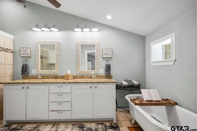 Single Family Residence For Sale in Cherokee County , 130 CR 3162, Jacksonville, Texas 75766, 3 Bedroom, 2 Bathroom, Garage spaces, 2,448 Sqft, built in 1966, mls#21388618, Real Estate Agent in Jacksonville, Homes For Sale in Cherokee county, Homes For Sale in Jacksonville, Realtor in Jacksonville Texas, Real Estate Brokerage Independent Realty Texas, Luminita Cordes Realtor