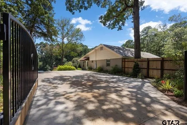 Single Family Residence For Sale in Cherokee County , 130 CR 3162, Jacksonville, Texas 75766, 3 Bedroom, 2 Bathroom, Garage spaces, 2,448 Sqft, built in 1966, mls#21388618, Real Estate Agent in Jacksonville, Homes For Sale in Cherokee county, Homes For Sale in Jacksonville, Realtor in Jacksonville Texas, Real Estate Brokerage Independent Realty Texas, Luminita Cordes Realtor