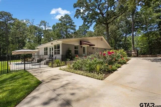 Single Family Residence For Sale in Cherokee County , 130 CR 3162, Jacksonville, Texas 75766, 3 Bedroom, 2 Bathroom, Garage spaces, 2,448 Sqft, built in 1966, mls#21388618, Real Estate Agent in Jacksonville, Homes For Sale in Cherokee county, Homes For Sale in Jacksonville, Realtor in Jacksonville Texas, Real Estate Brokerage Independent Realty Texas, Luminita Cordes Realtor