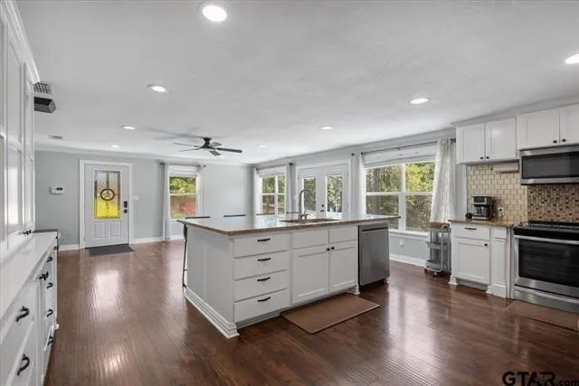 Single Family Residence For Sale in Cherokee County , 130 CR 3162, Jacksonville, Texas 75766, 3 Bedroom, 2 Bathroom, Garage spaces, 2,448 Sqft, built in 1966, mls#21388618, Real Estate Agent in Jacksonville, Homes For Sale in Cherokee county, Homes For Sale in Jacksonville, Realtor in Jacksonville Texas, Real Estate Brokerage Independent Realty Texas, Luminita Cordes Realtor