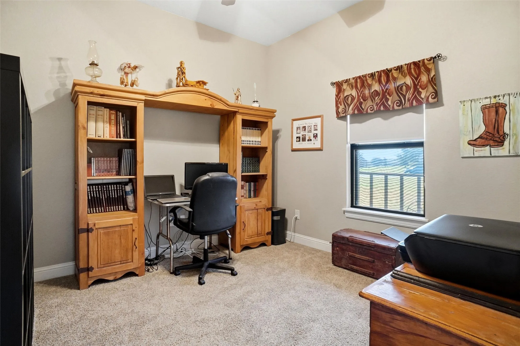 This could also be used as a bedroom.
