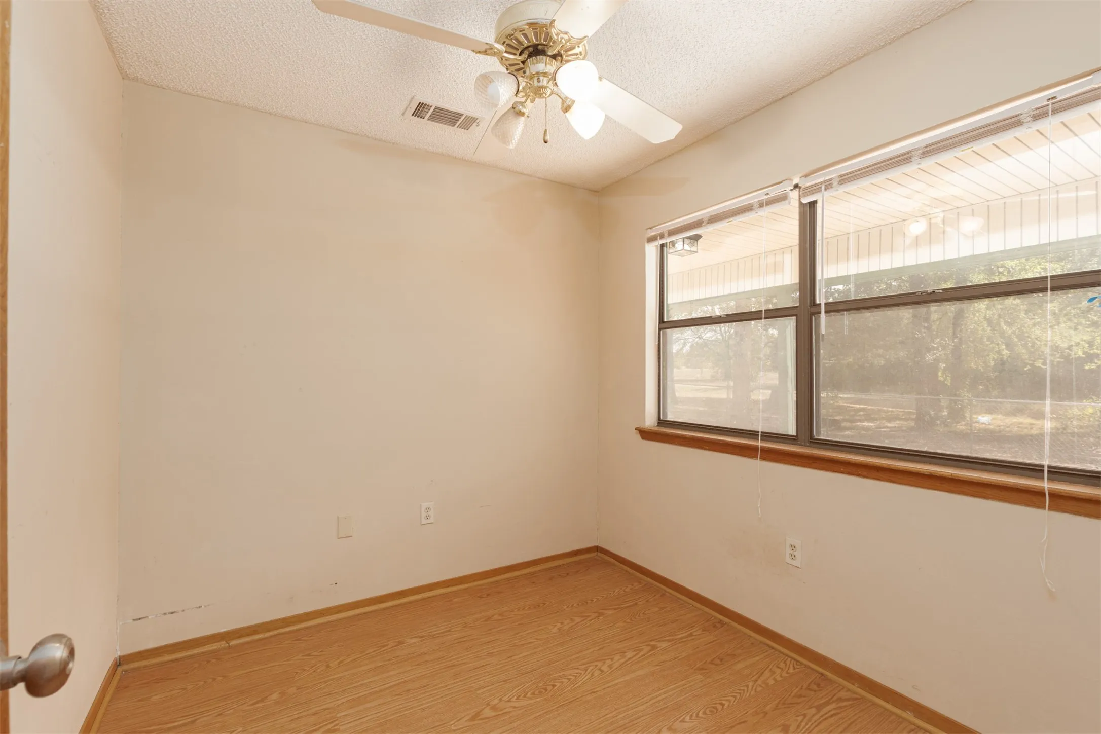 Single Family Residence For Sale in Rains County , 7263 State Highway 276, Point, Texas 75472, 3 Bedroom, 3 Bathroom, Garage spaces, 1,330 Sqft, built in 1984, mls#21387054, Real Estate Agent in Point, Homes For Sale in Rains county, Homes For Sale in Point, Realtor in Point Texas, Real Estate Brokerage Independent Realty Texas, Luminita Cordes Realtor