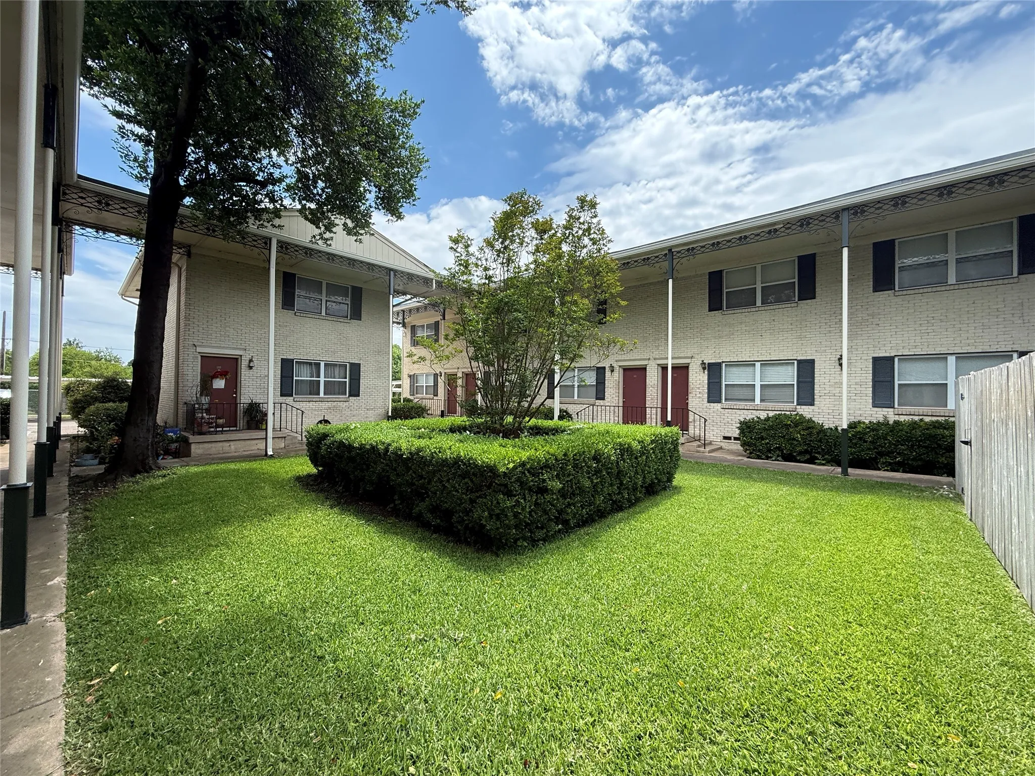 Apartment For Rent in Dallas County , 10450 E Northwest Highway, Dallas, Texas 75238, 2 Bedroom, 2 Bathroom, Garage spaces, 8,908 Sqft, built in 1962, mls#21388561, Real Estate Agent in Dallas, Homes For Rent in Dallas county, Homes For Rent in Dallas, Realtor in Dallas Texas, Real Estate Brokerage Independent Realty Texas, Luminita Cordes Realtor