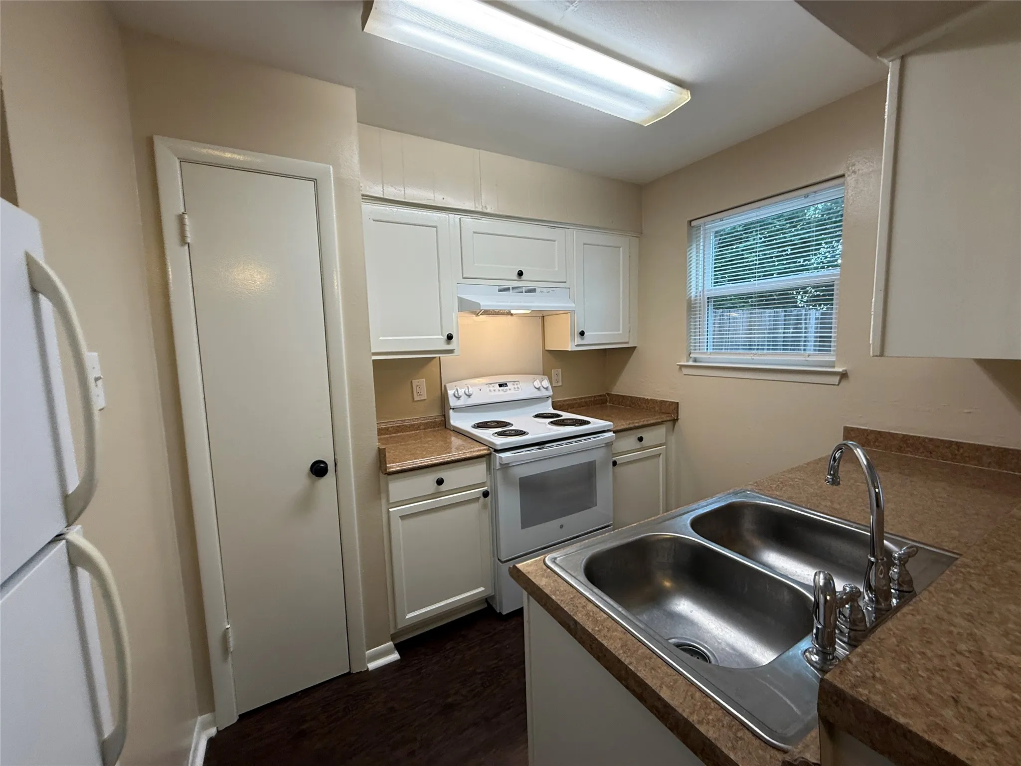 Apartment For Rent in Dallas County , 10450 E Northwest Highway, Dallas, Texas 75238, 2 Bedroom, 2 Bathroom, Garage spaces, 8,908 Sqft, built in 1962, mls#21388561, Real Estate Agent in Dallas, Homes For Rent in Dallas county, Homes For Rent in Dallas, Realtor in Dallas Texas, Real Estate Brokerage Independent Realty Texas, Luminita Cordes Realtor