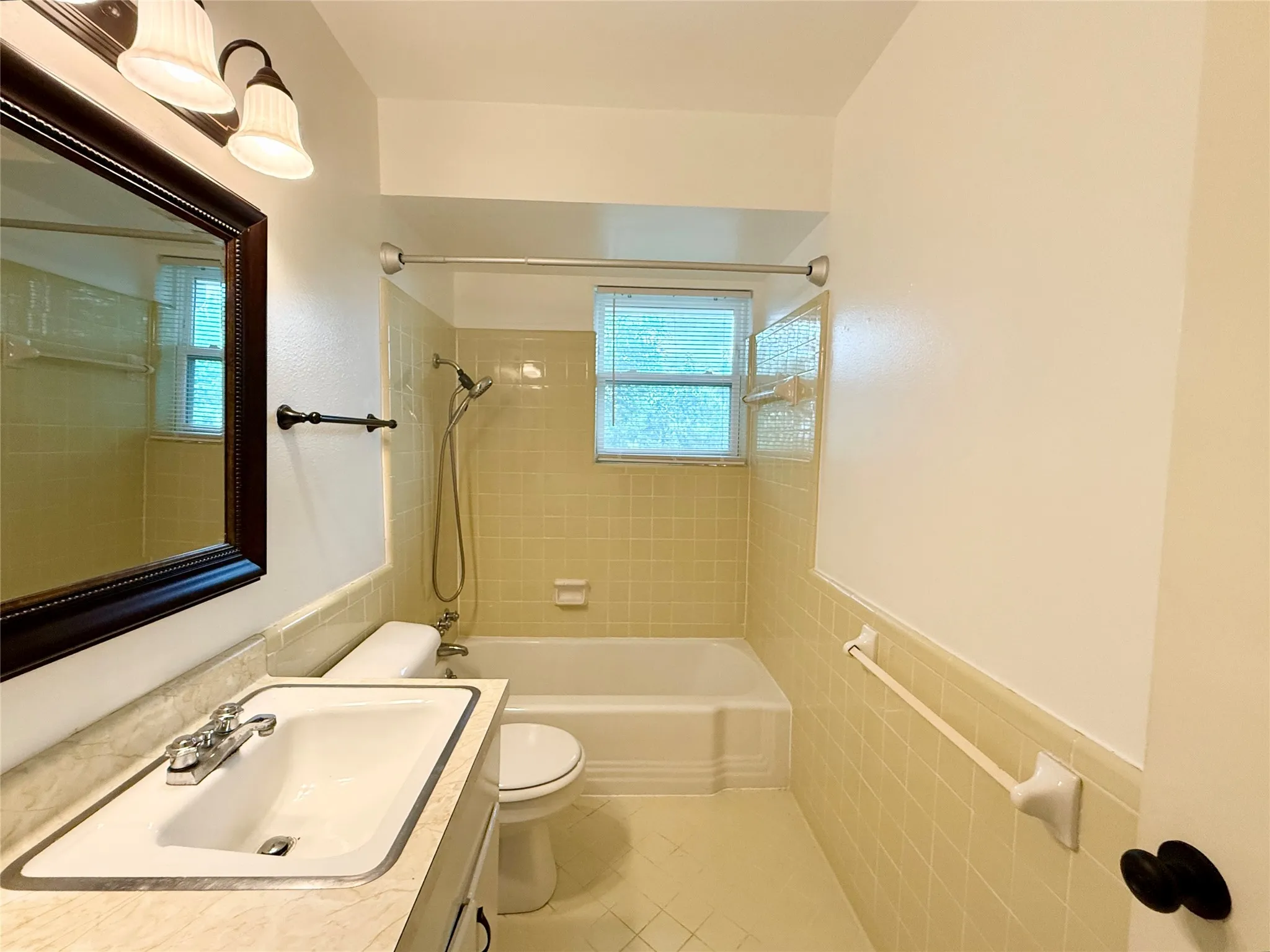 Apartment For Rent in Dallas County , 10450 E Northwest Highway, Dallas, Texas 75238, 2 Bedroom, 2 Bathroom, Garage spaces, 8,908 Sqft, built in 1962, mls#21388561, Real Estate Agent in Dallas, Homes For Rent in Dallas county, Homes For Rent in Dallas, Realtor in Dallas Texas, Real Estate Brokerage Independent Realty Texas, Luminita Cordes Realtor