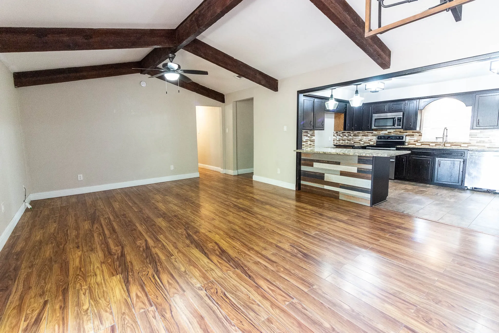 Single Family Residence For Rent in Kaufman County , 115 E Allen Street, Kaufman, Texas 75142, 3 Bedroom, 2 Bathroom, 2 Garage spaces, 1,508 Sqft, built in 1965, mls#21388521, Real Estate Agent in Kaufman, Homes For Rent in Kaufman county, Homes For Rent in Kaufman, Realtor in Kaufman Texas, Real Estate Brokerage Independent Realty Texas, Luminita Cordes Realtor