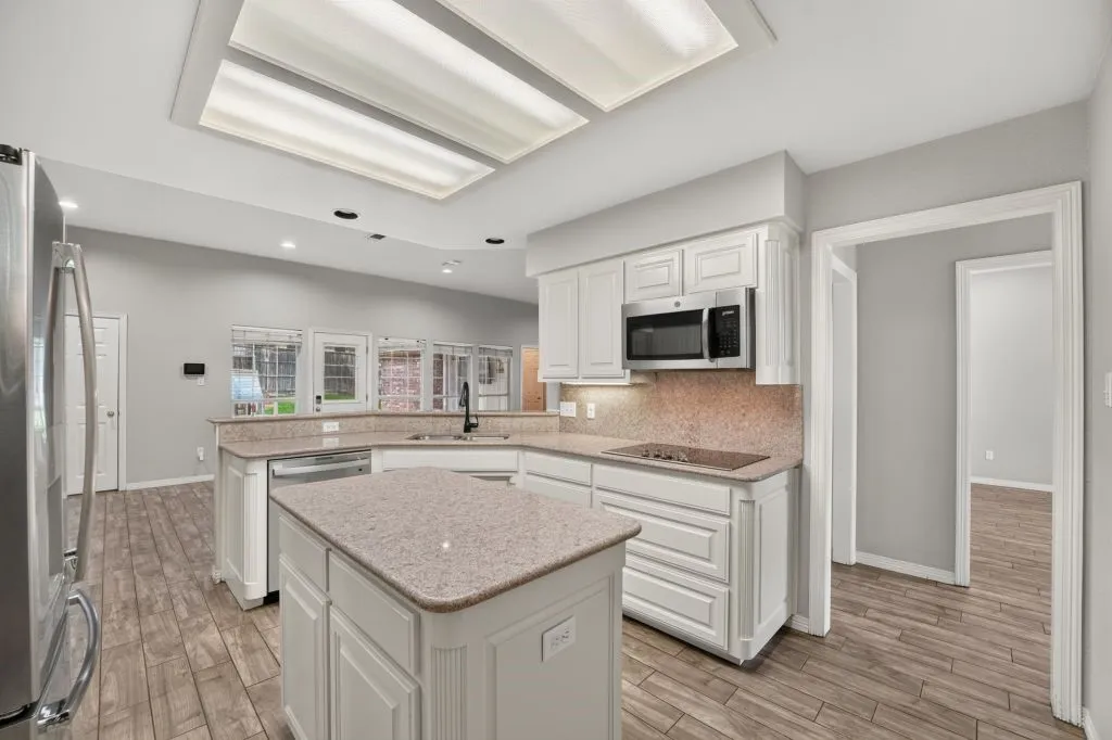 Single Family Residence For Sale in Tarrant County , 1005 Saint Andrews Drive, Mansfield, Texas 76063, 3 Bedroom, 3 Bathroom, 2 Garage spaces, 2,550 Sqft, built in 1996, mls#21388613, Real Estate Agent in Mansfield, Homes For Sale in Tarrant county, Homes For Sale in Mansfield, Realtor in Mansfield Texas, Real Estate Brokerage Independent Realty Texas, Luminita Cordes Realtor
