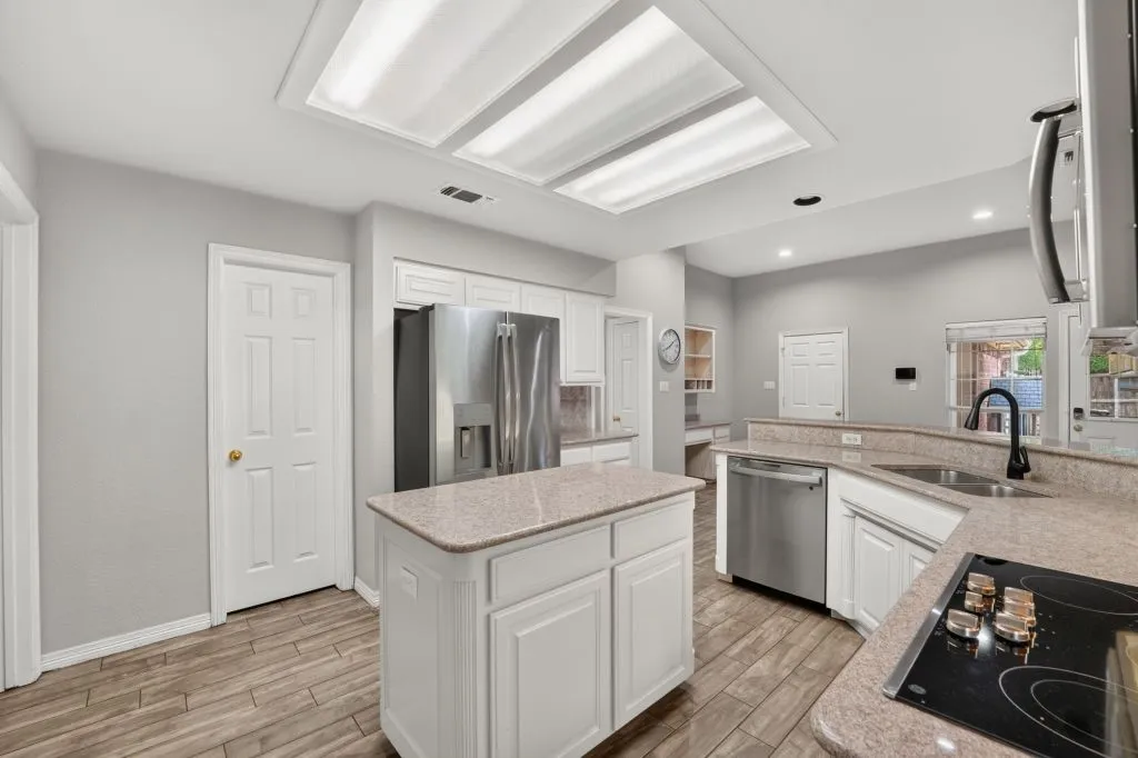 Single Family Residence For Sale in Tarrant County , 1005 Saint Andrews Drive, Mansfield, Texas 76063, 3 Bedroom, 3 Bathroom, 2 Garage spaces, 2,550 Sqft, built in 1996, mls#21388613, Real Estate Agent in Mansfield, Homes For Sale in Tarrant county, Homes For Sale in Mansfield, Realtor in Mansfield Texas, Real Estate Brokerage Independent Realty Texas, Luminita Cordes Realtor