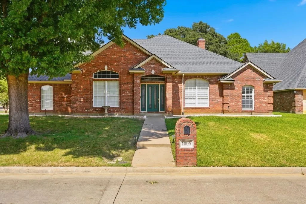 Single Family Residence For Sale in Tarrant County , 1005 Saint Andrews Drive, Mansfield, Texas 76063, 3 Bedroom, 3 Bathroom, 2 Garage spaces, 2,550 Sqft, built in 1996, mls#21388613, Real Estate Agent in Mansfield, Homes For Sale in Tarrant county, Homes For Sale in Mansfield, Realtor in Mansfield Texas, Real Estate Brokerage Independent Realty Texas, Luminita Cordes Realtor