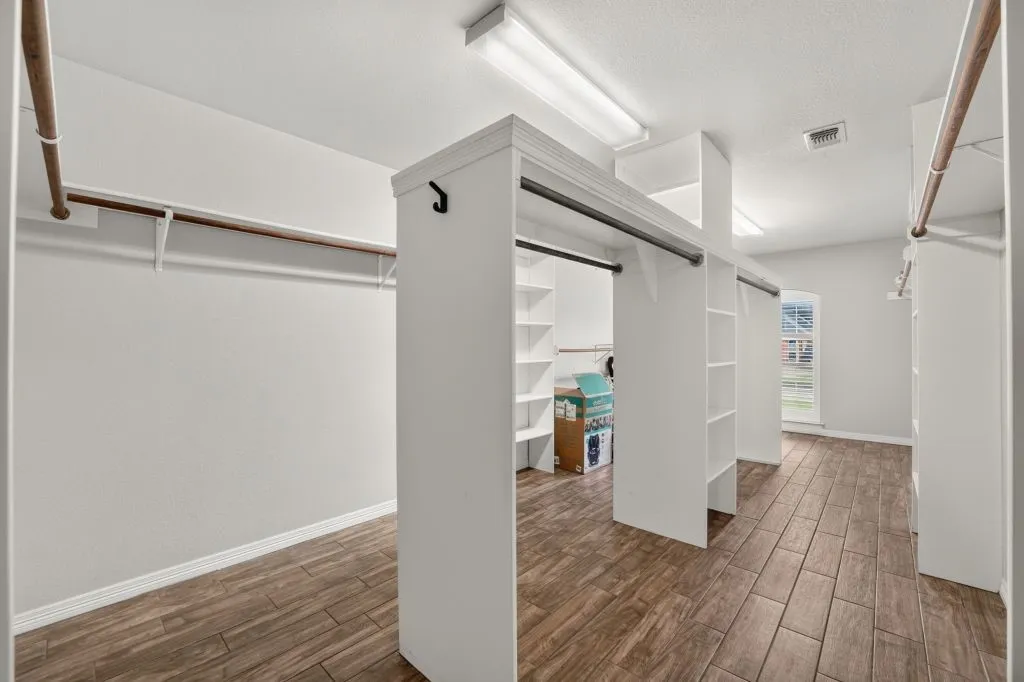 Single Family Residence For Sale in Tarrant County , 1005 Saint Andrews Drive, Mansfield, Texas 76063, 3 Bedroom, 3 Bathroom, 2 Garage spaces, 2,550 Sqft, built in 1996, mls#21388613, Real Estate Agent in Mansfield, Homes For Sale in Tarrant county, Homes For Sale in Mansfield, Realtor in Mansfield Texas, Real Estate Brokerage Independent Realty Texas, Luminita Cordes Realtor