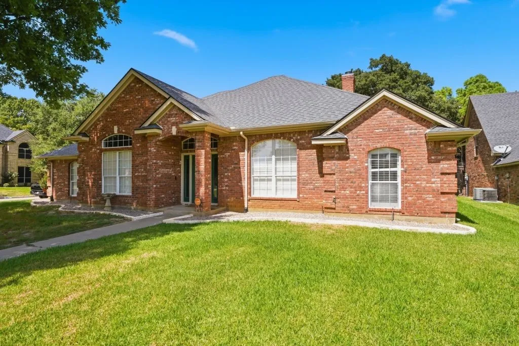 Single Family Residence For Sale in Tarrant County , 1005 Saint Andrews Drive, Mansfield, Texas 76063, 3 Bedroom, 3 Bathroom, 2 Garage spaces, 2,550 Sqft, built in 1996, mls#21388613, Real Estate Agent in Mansfield, Homes For Sale in Tarrant county, Homes For Sale in Mansfield, Realtor in Mansfield Texas, Real Estate Brokerage Independent Realty Texas, Luminita Cordes Realtor