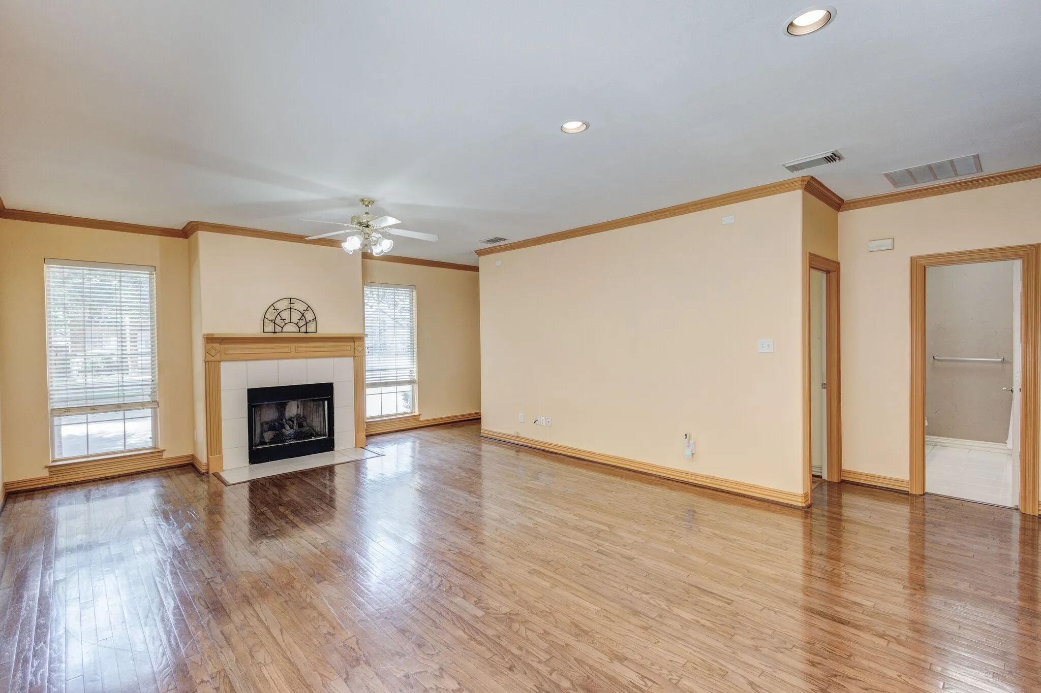 Single Family Residence For Rent in Collin County , 18722 Riverstone Court, Dallas, Texas 75252, 3 Bedroom, 2 Bathroom, 2 Garage spaces, 1,639 Sqft, built in 1998, mls#21388408, Real Estate Agent in Dallas, Homes For Rent in Collin county, Homes For Rent in Dallas, Realtor in Dallas Texas, Real Estate Brokerage Independent Realty Texas, Luminita Cordes Realtor