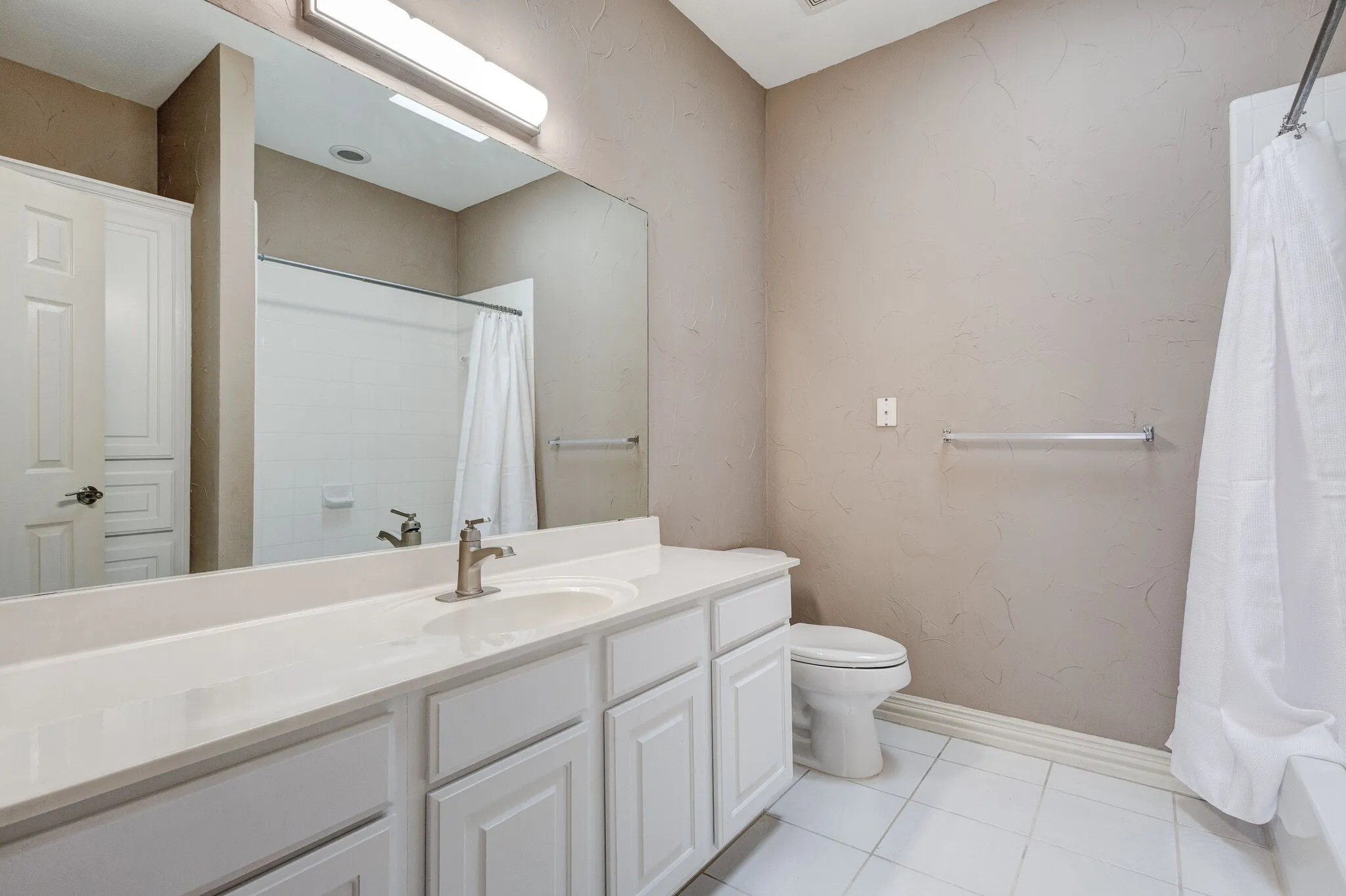 Single Family Residence For Rent in Collin County , 18722 Riverstone Court, Dallas, Texas 75252, 3 Bedroom, 2 Bathroom, 2 Garage spaces, 1,639 Sqft, built in 1998, mls#21388408, Real Estate Agent in Dallas, Homes For Rent in Collin county, Homes For Rent in Dallas, Realtor in Dallas Texas, Real Estate Brokerage Independent Realty Texas, Luminita Cordes Realtor